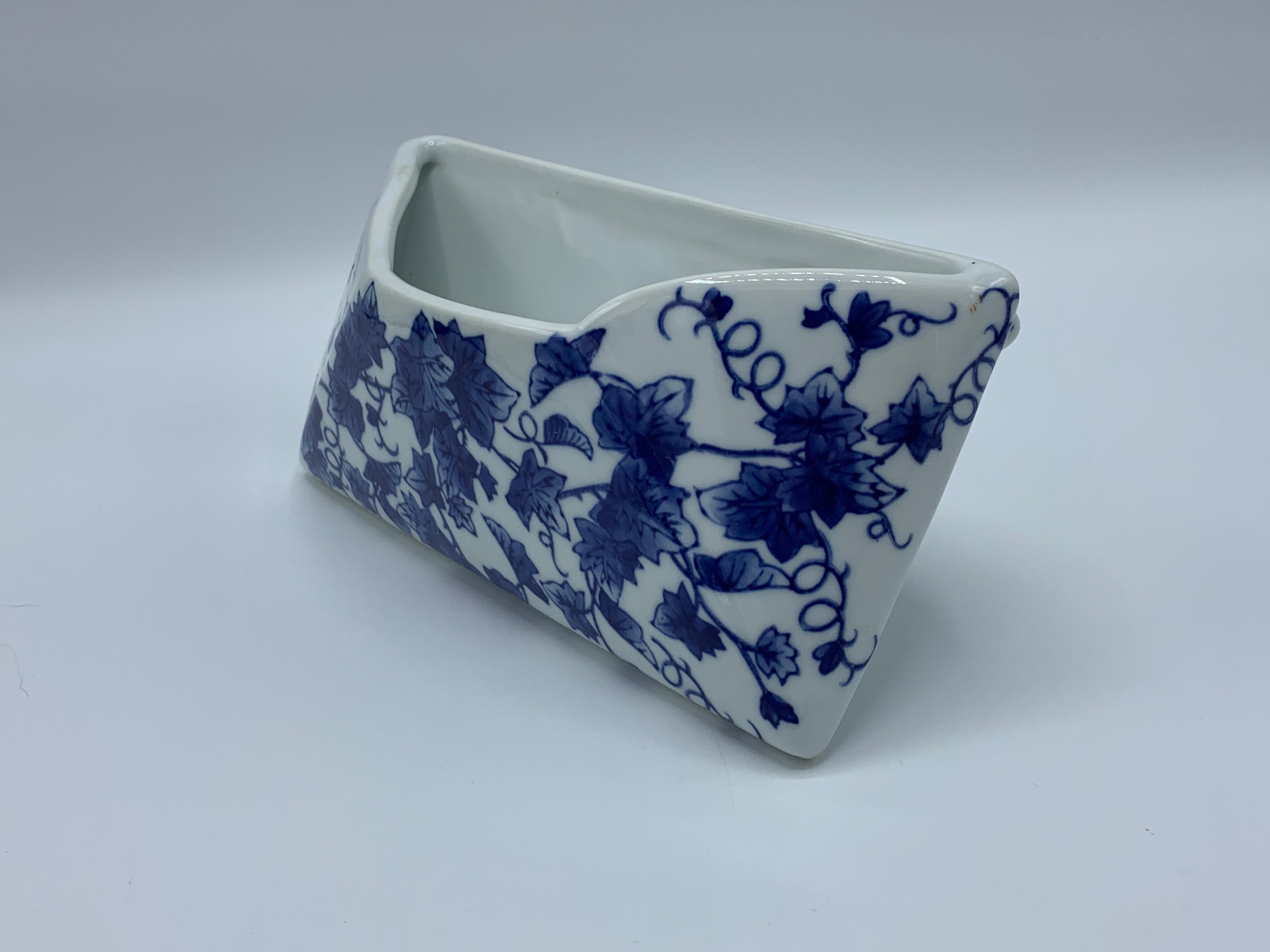 Chinoiserie 1980s Blue and White Porcelain Letter Holder with Ivy Motif For Sale