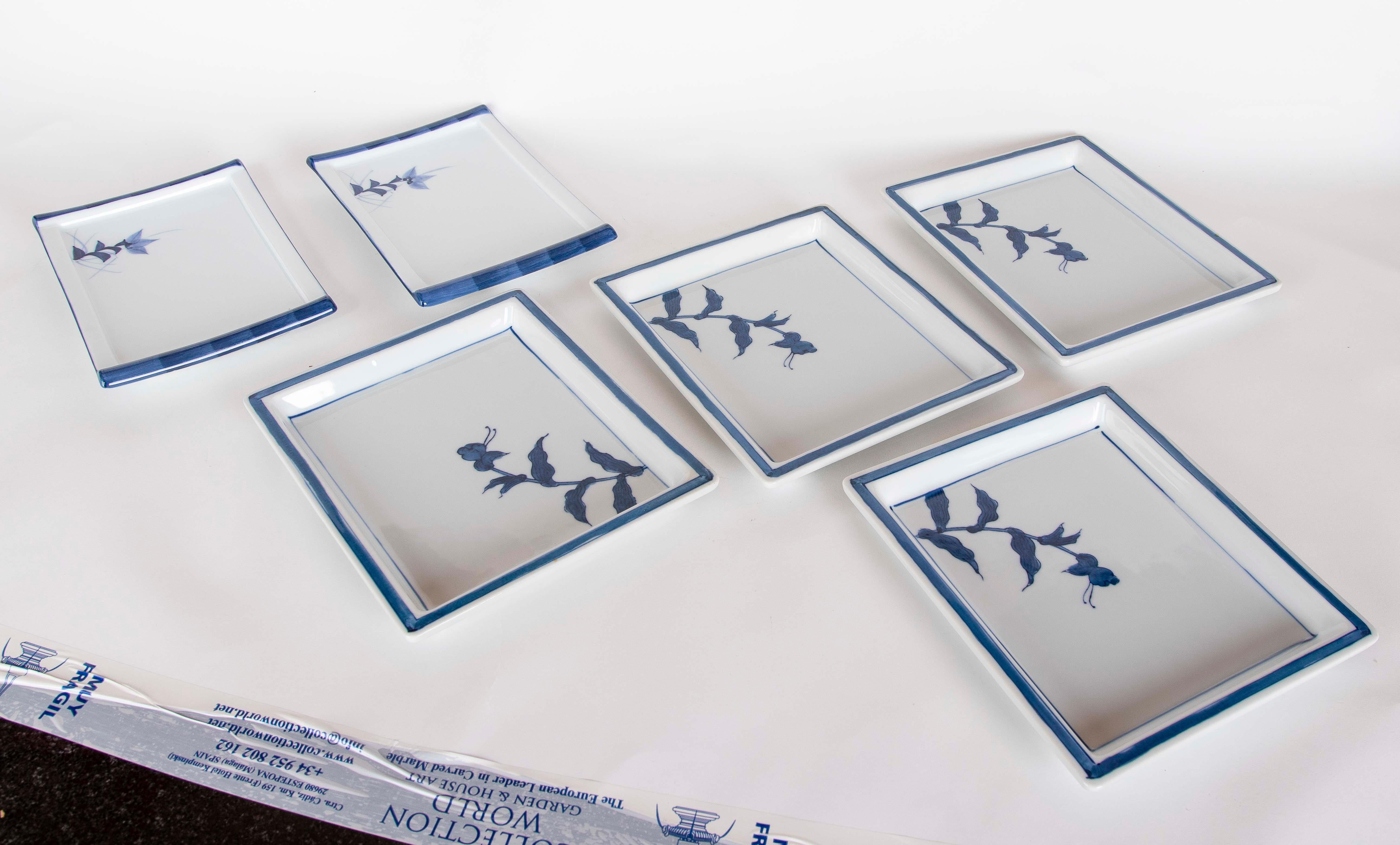 1980er Jahre Blauer und weißer Porzellanteller mit minimalistischem Design und rechteckiger Form (Asiatisch) im Angebot
