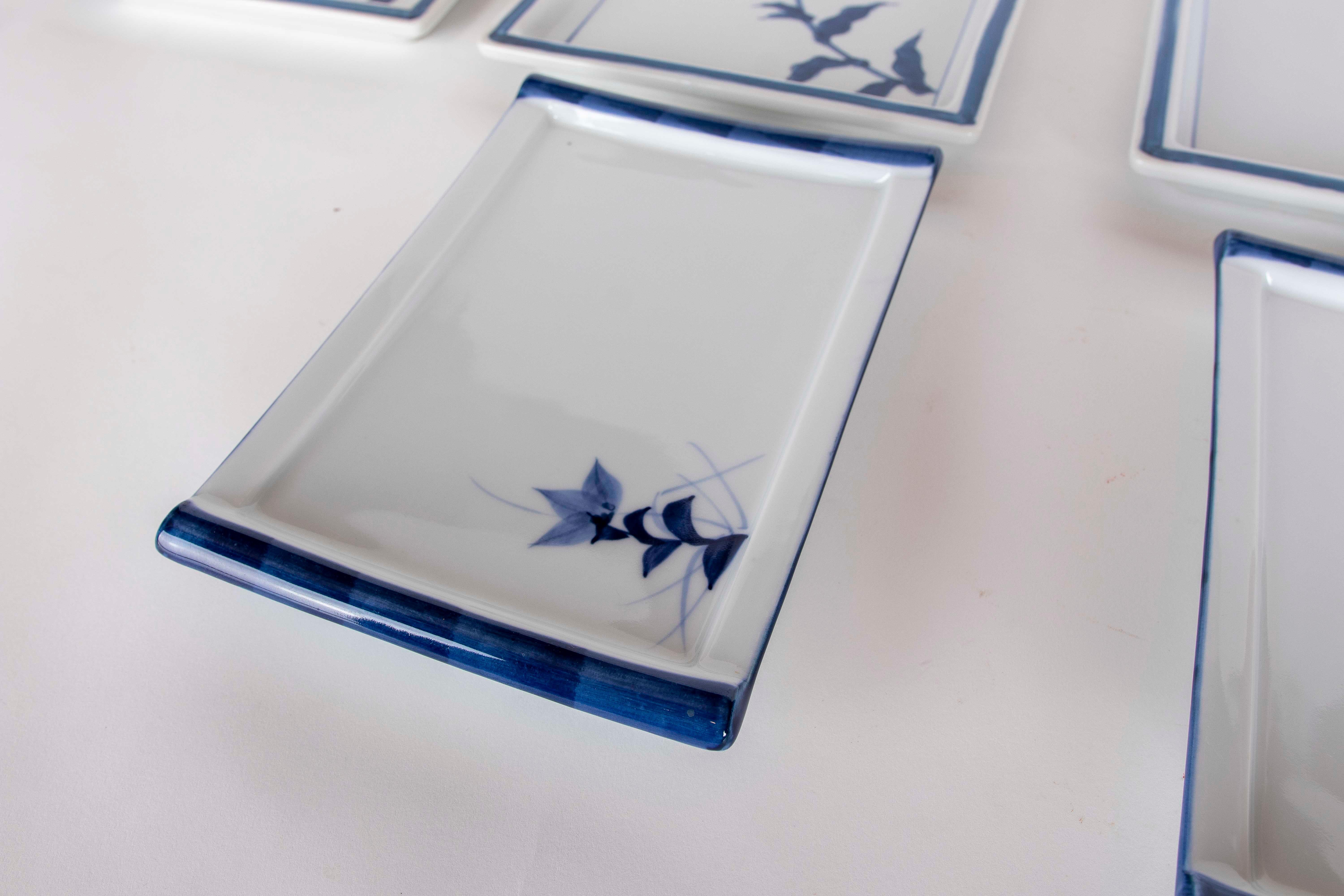 1980er Jahre Blauer und weißer Porzellanteller mit minimalistischem Design und rechteckiger Form im Angebot 1