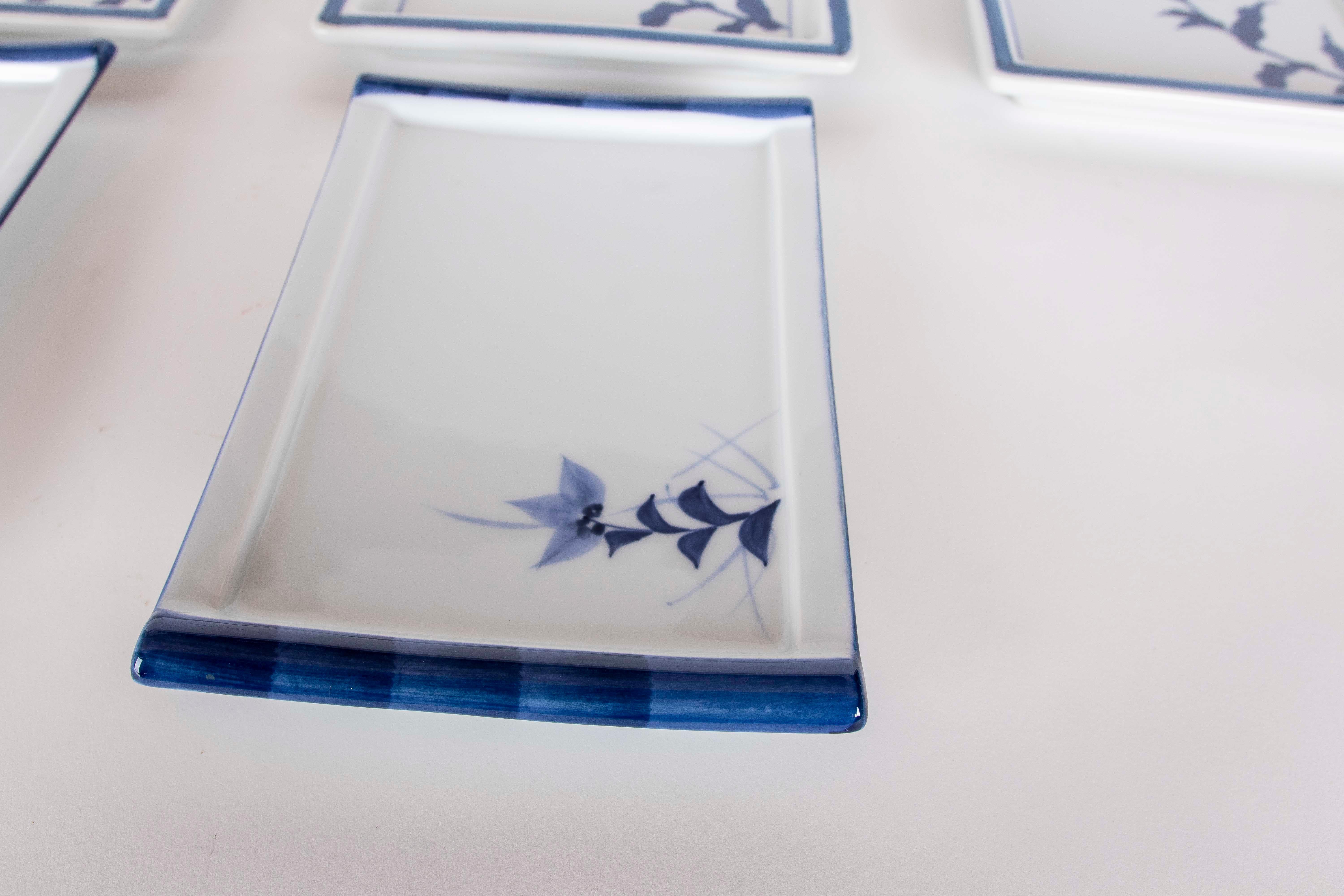 1980er Jahre Blauer und weißer Porzellanteller mit minimalistischem Design und rechteckiger Form im Angebot 2