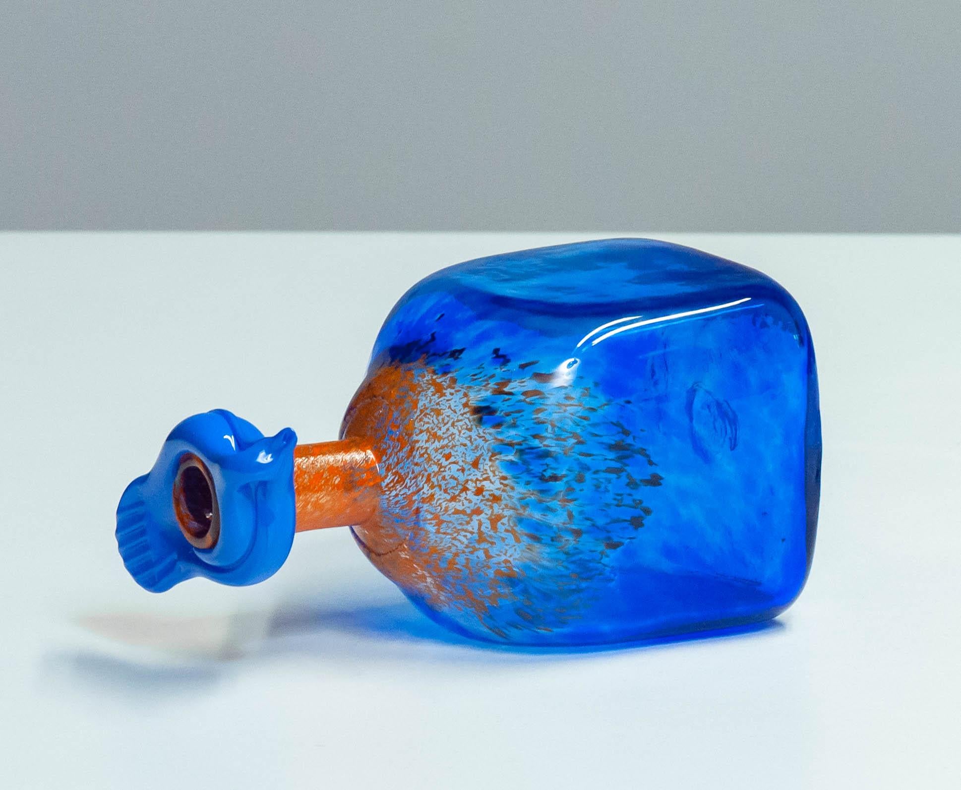 Bottiglia di vetro artistico blu degli anni '80 realizzata a mano da Staffan Gellerstedt presso lo Studio Glashyttan in vendita 11