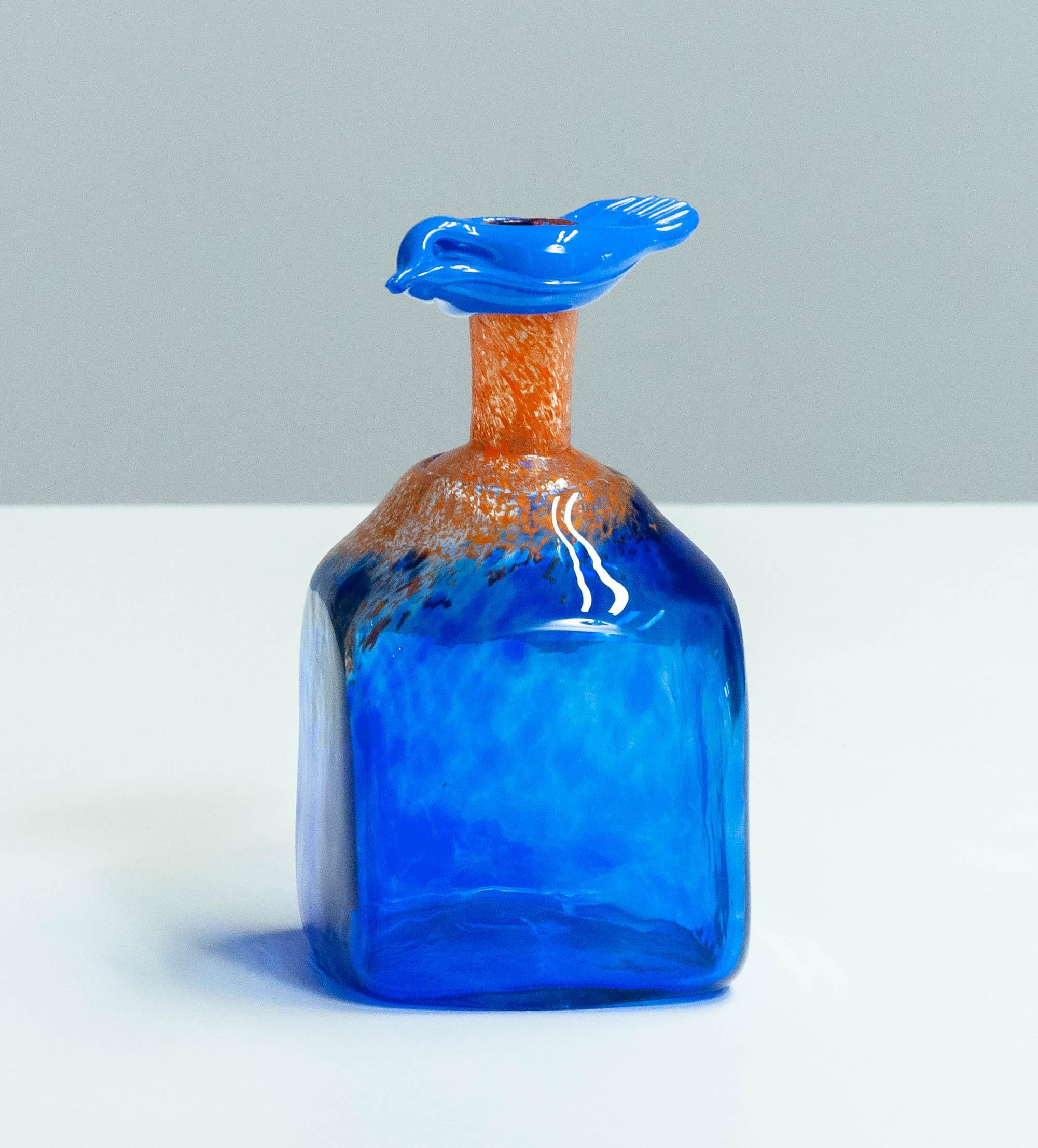 Vase/bouteille absolument magnifique et unique en son genre, réalisé par Staffan Gellerstedt en 1988 au Studio Glashyttan à Ahus en Suède. Ce chef-d'œuvre est daté et signé par l'artiste lui-même.
Un must absolu pour ceux qui collectionnent les