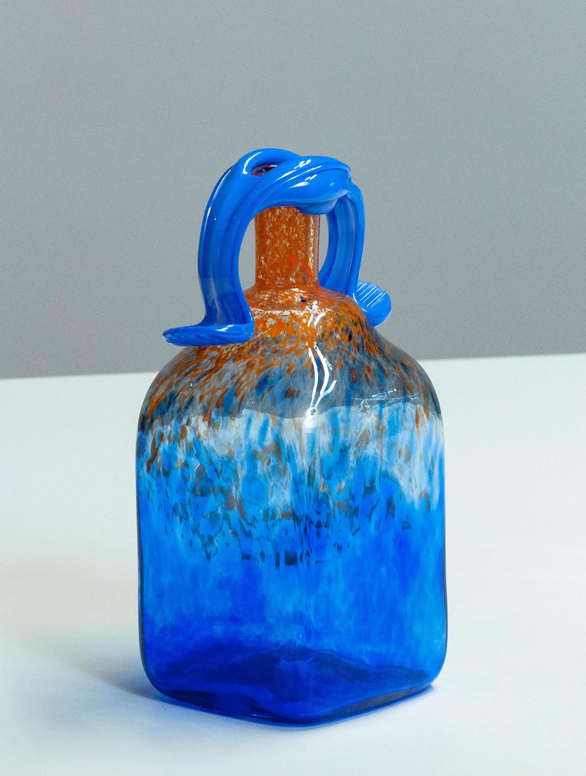 Moderno Bottiglia di vetro artistico blu degli anni '80 realizzata a mano da Staffan Gellerstedt presso lo Studio Glashyttan in vendita