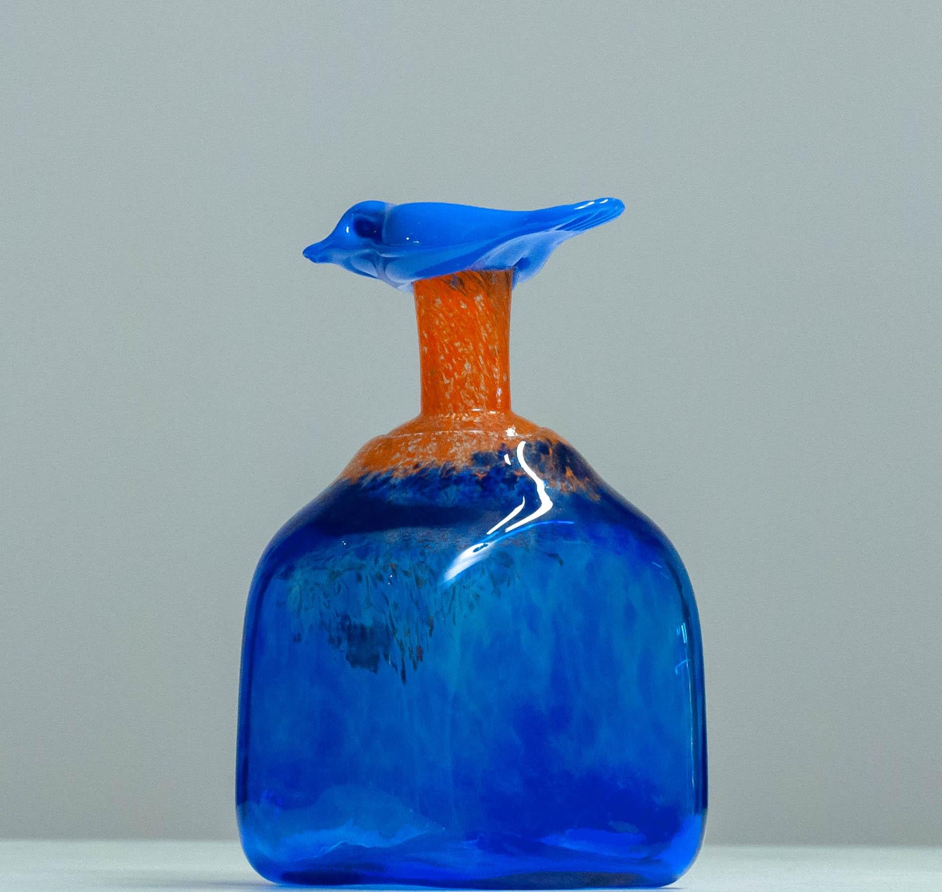 Suédois Bouteille en verre d'art bleu des années 1980 fabriquée à la main par Staffan Gellerstedt au Studio Glashyttan en vente