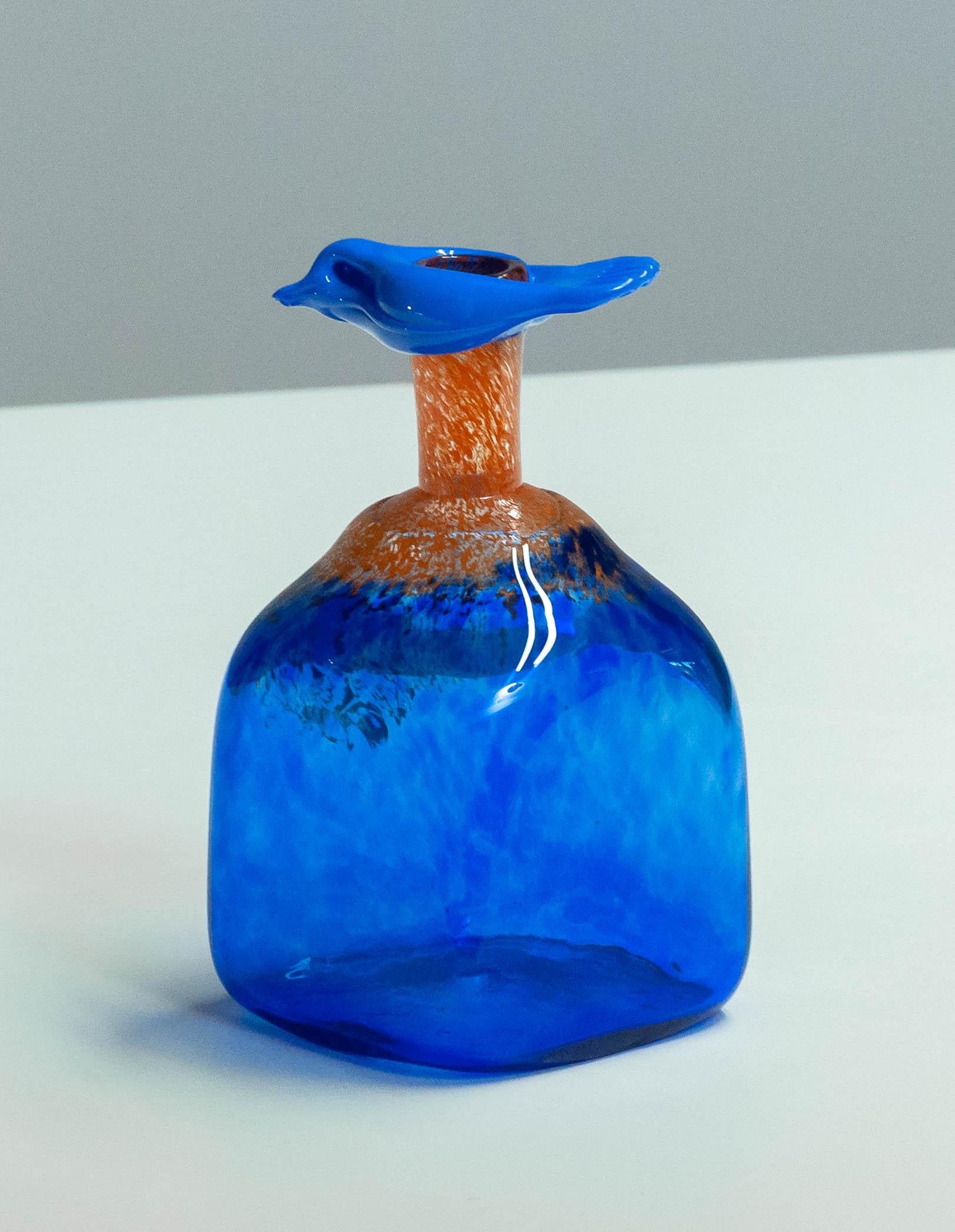 1980s Blue Art Glass Bottle Handmade by Staffan Gellerstedt at Studio Glashyttan In Excellent Condition For Sale In Silvolde, Gelderland