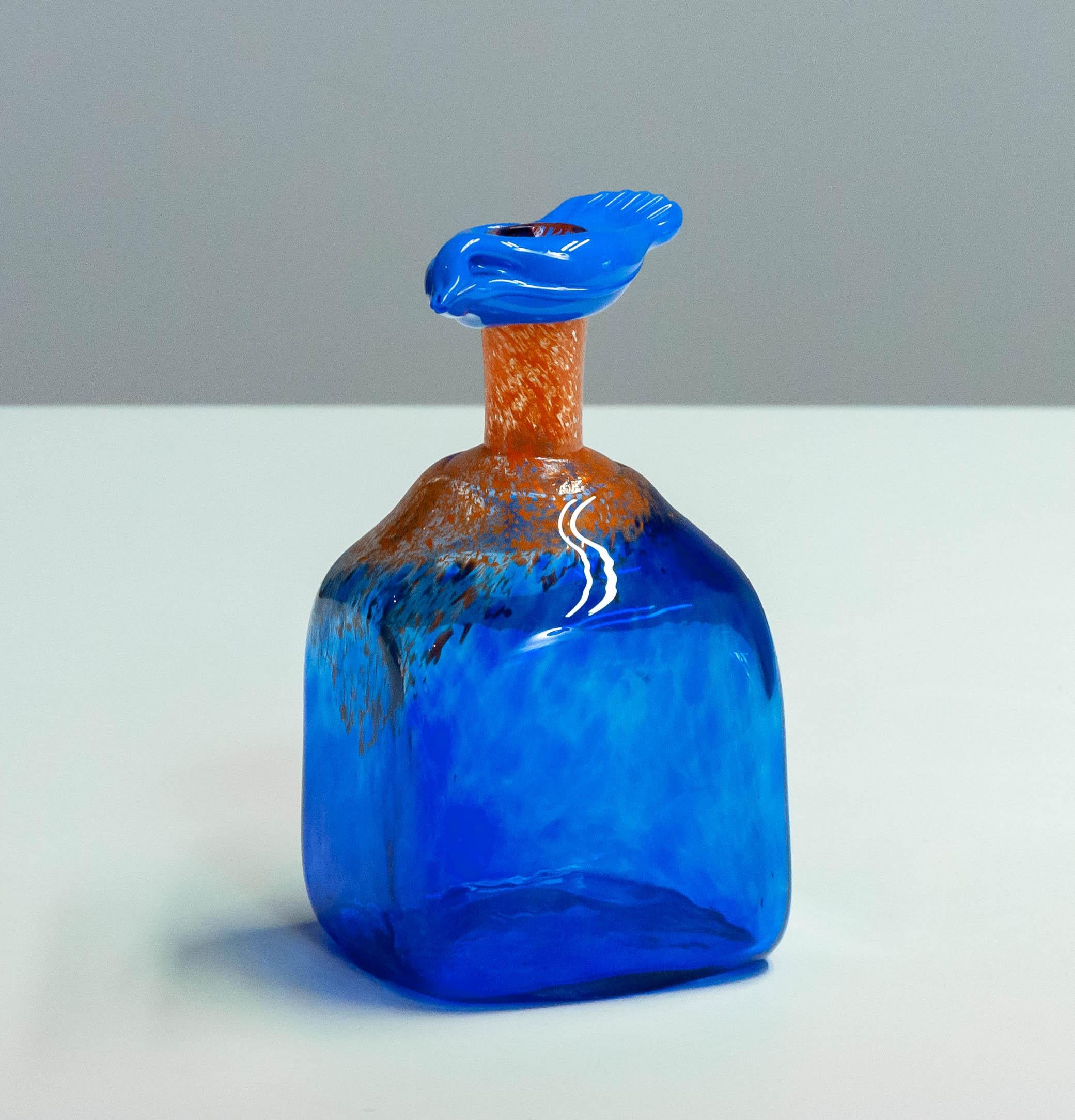 Fin du 20e siècle Bouteille en verre d'art bleu des années 1980 fabriquée à la main par Staffan Gellerstedt au Studio Glashyttan en vente