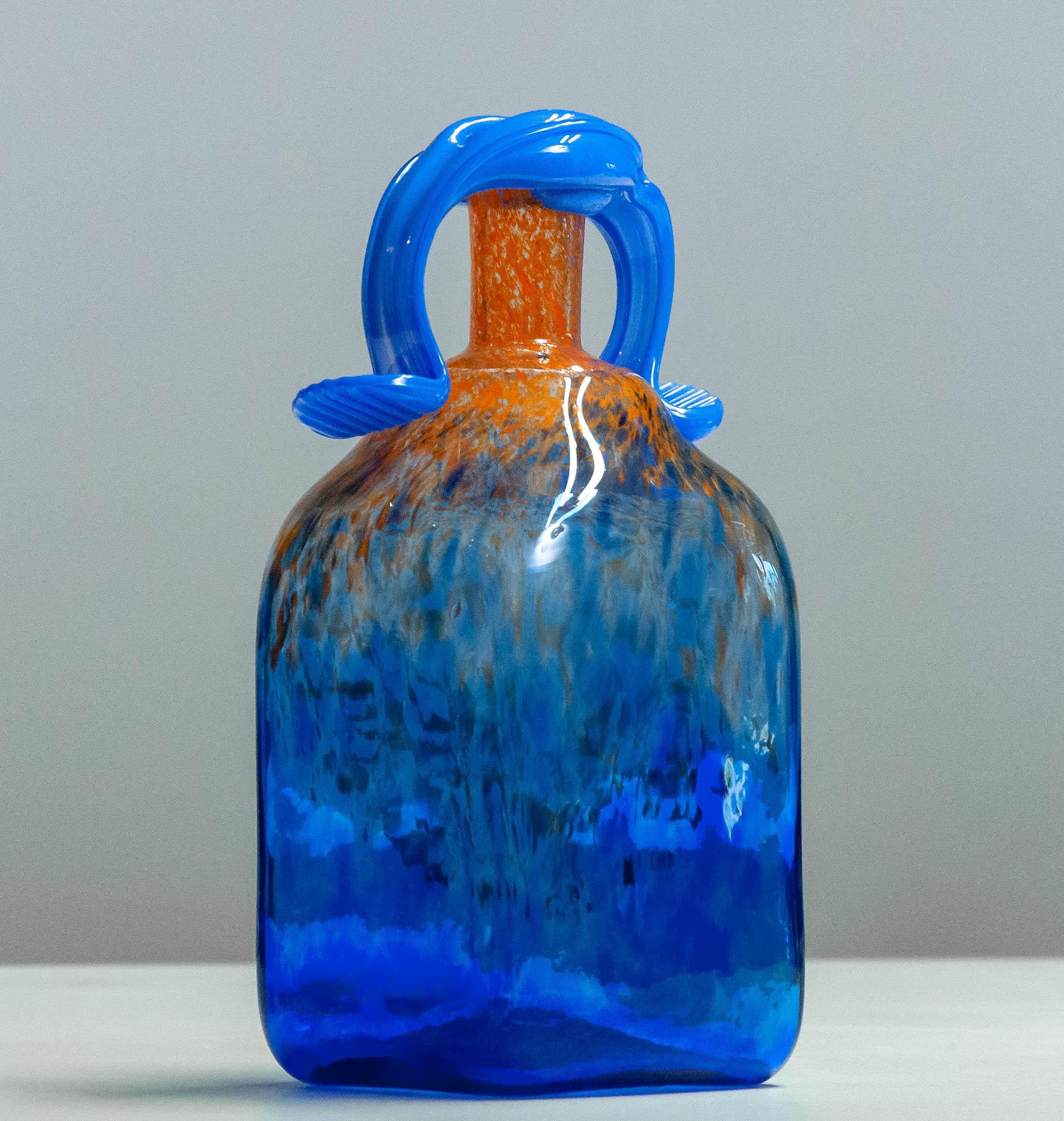Vetro artistico Bottiglia di vetro artistico blu degli anni '80 realizzata a mano da Staffan Gellerstedt presso lo Studio Glashyttan in vendita