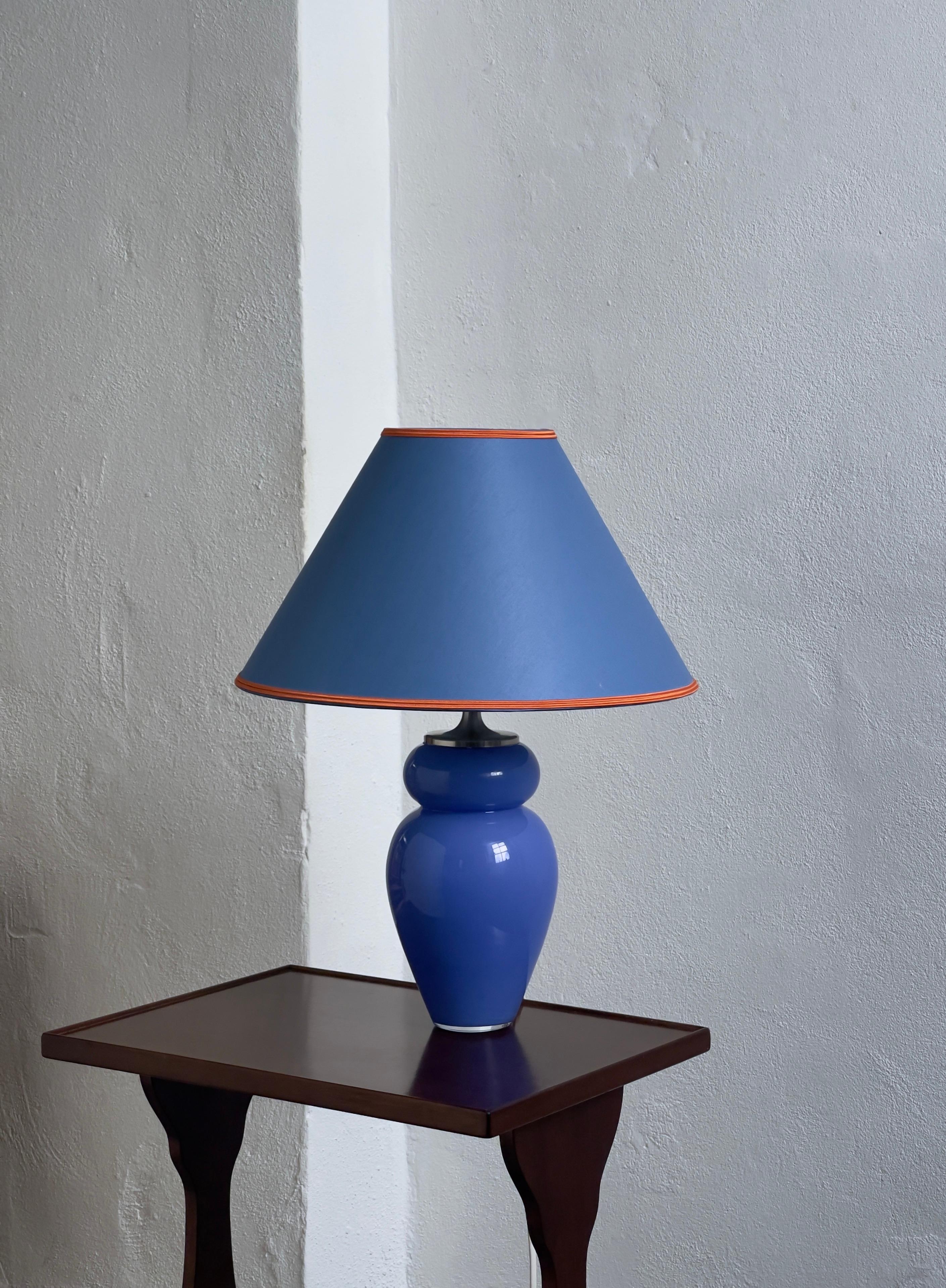 1980er Jahre Original Royal Copenhagen Tischlampe aus blauem Kristallglas mit original blauem Seidenlampenschirm mit orangefarbenem Faden. Die Lampe ist in gutem Zustand und bringt einen eleganten Funken in Ihre moderne Inneneinrichtung.