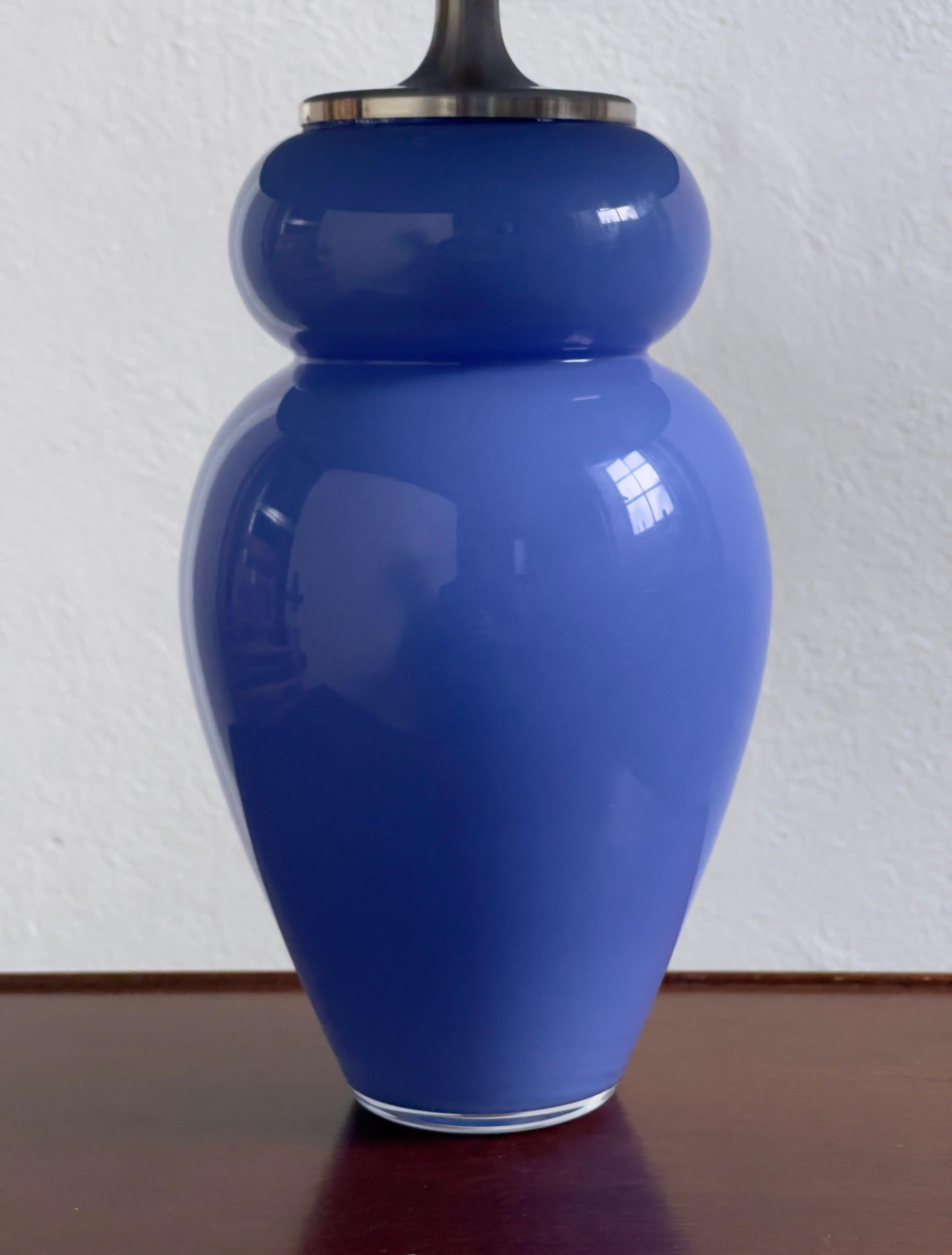 Blaue Kristallglas-Tischlampe aus den 1980er Jahren mit blauem Schirm von Royal Copenhagen, Dänemark (Dänisch) im Angebot