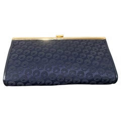1980er Jahre blauer Stoff und Messing italienische kontinuierliche Logo Clutch von Zenith
