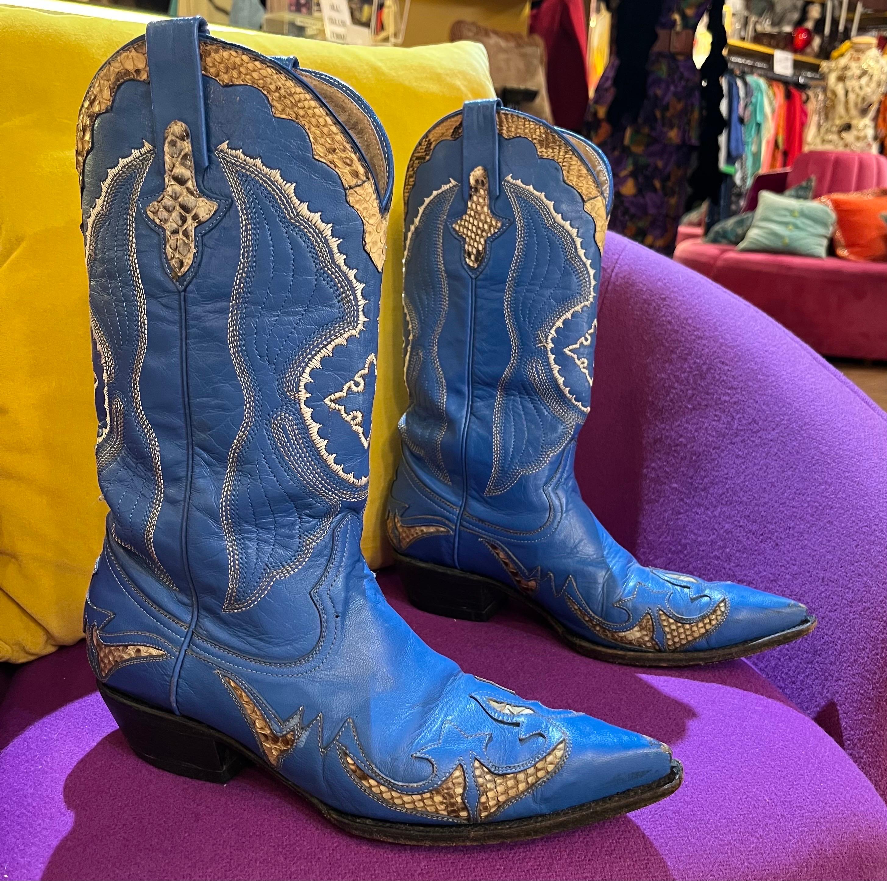 Blaue Cowgirl-Stiefel aus Leder und mit Python-Akzenten aus den 1980er Jahren 

Größe 7