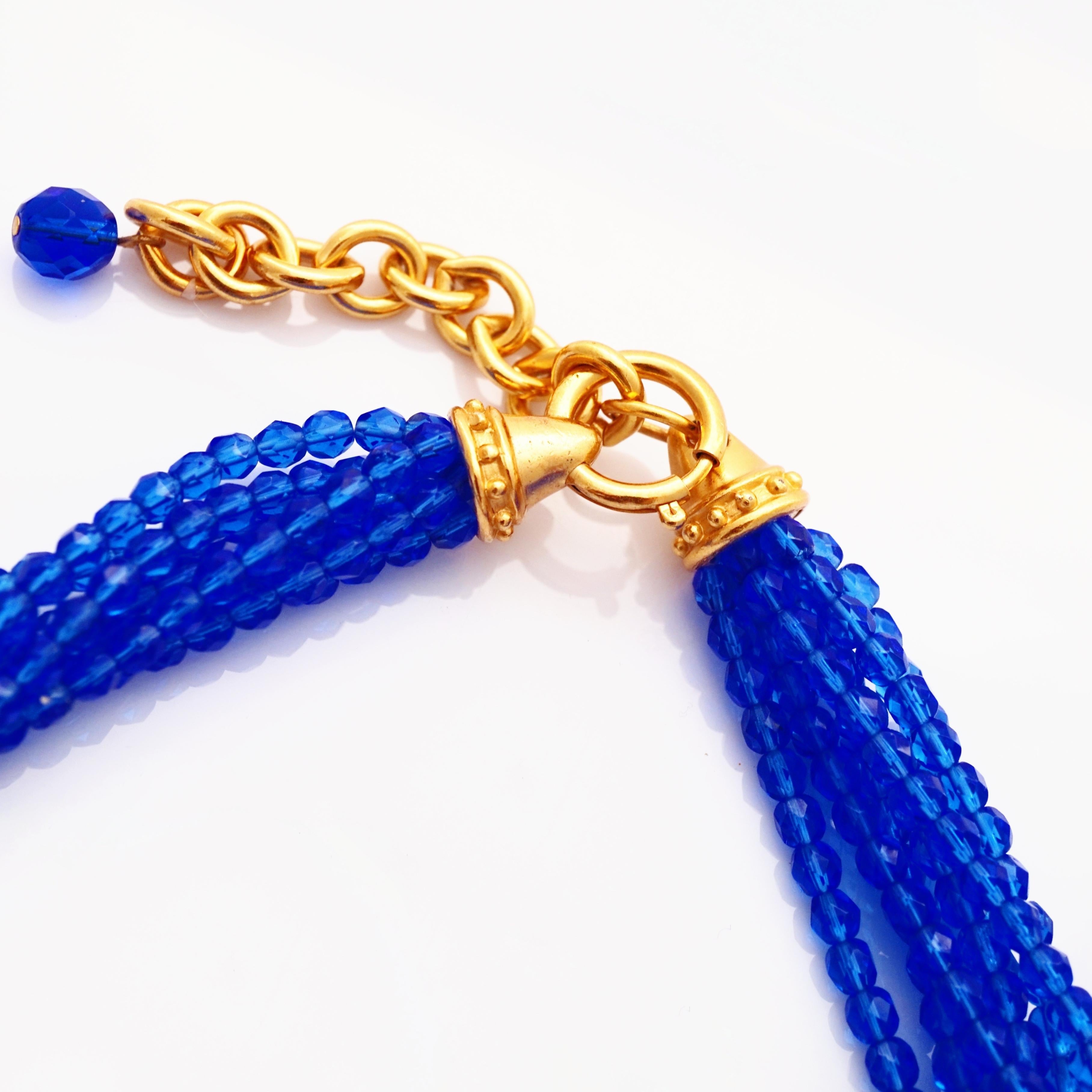 Moderne Collier ras du cou multibrins bleu des années 1980 avec pendentif en forme de pièce de monnaie romaine By Carolee en vente