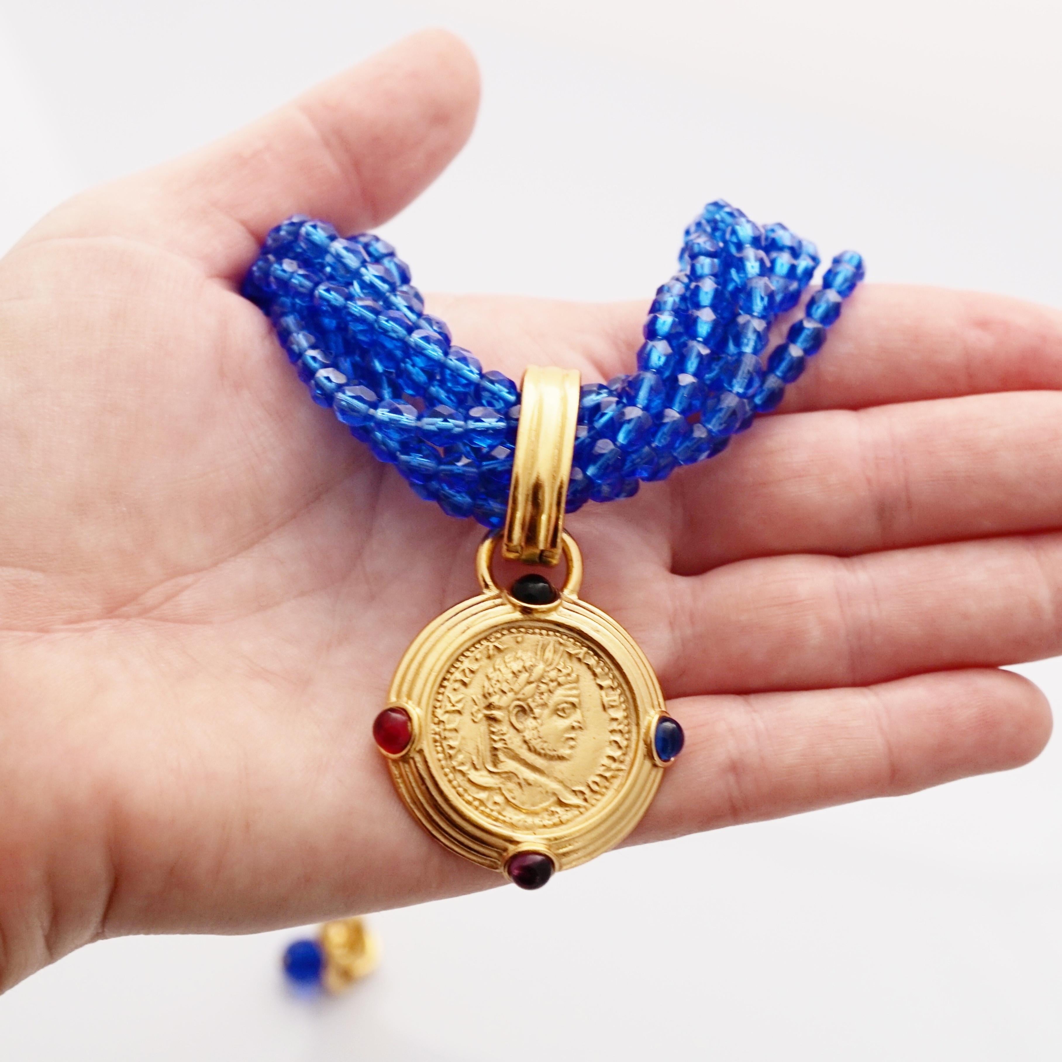 Collier ras du cou multibrins bleu des années 1980 avec pendentif en forme de pièce de monnaie romaine By Carolee en vente 1