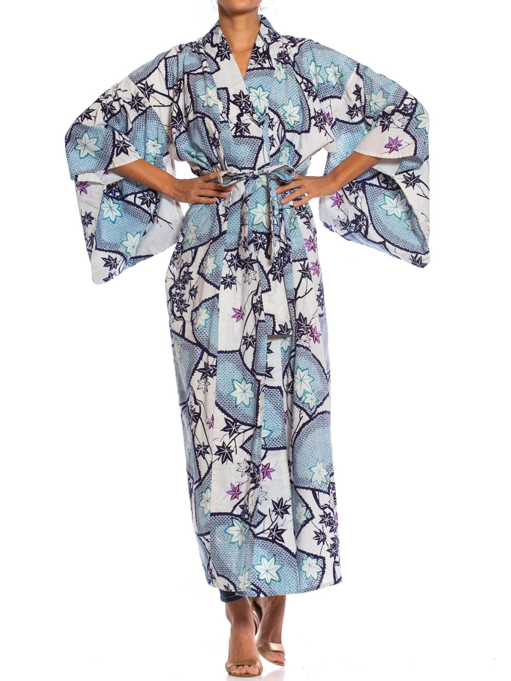 Gris Robe kimono des années 1980 en coton bleu et blanc avec imprimé feuille d'érable japonais Shibori en vente