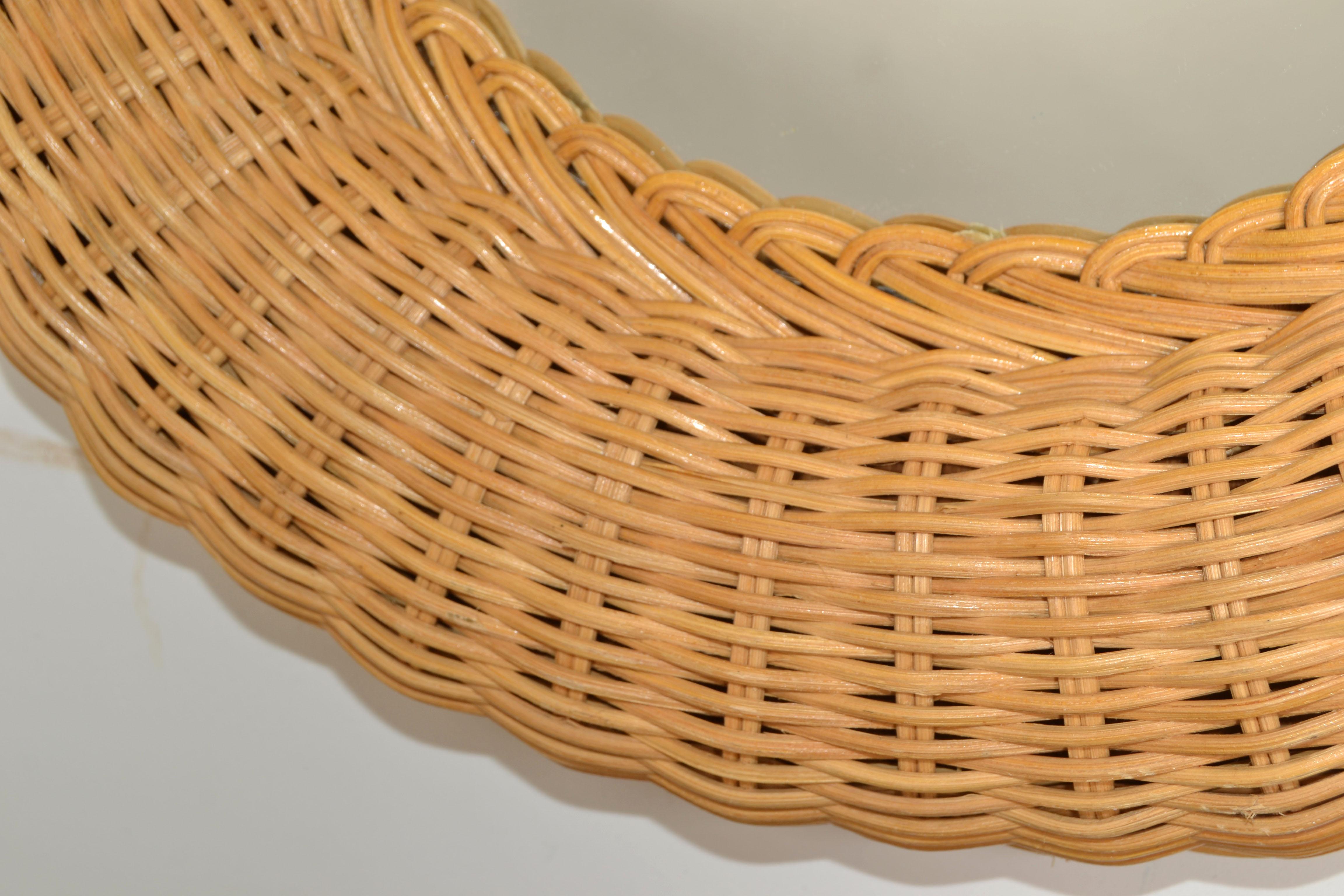 Böhmischer ovaler handgewebter Rattan-Wandspiegel aus Korbweide, Mid-Century Modern, 1980er Jahre (20. Jahrhundert) im Angebot