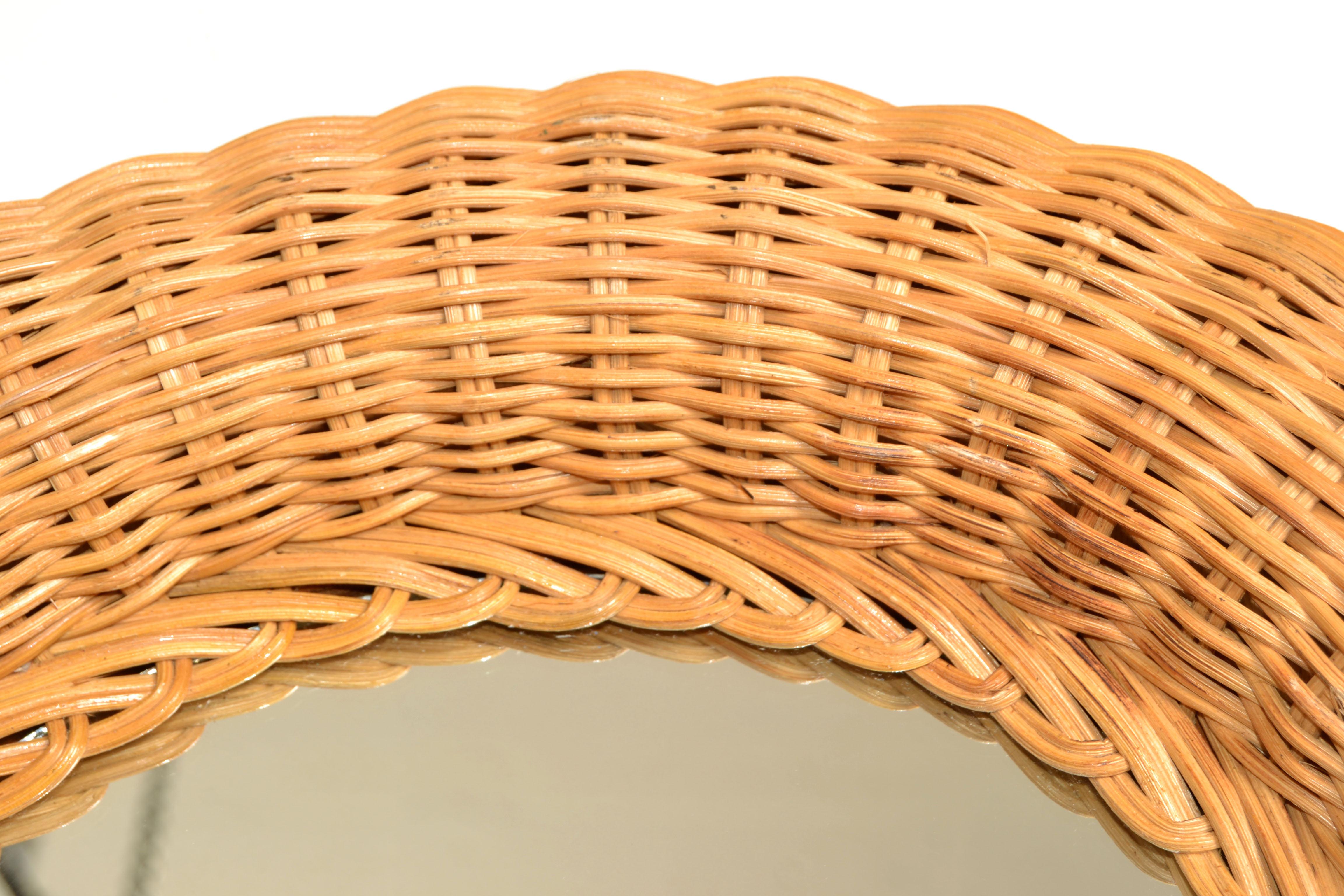 Böhmischer ovaler handgewebter Rattan-Wandspiegel aus Korbweide, Mid-Century Modern, 1980er Jahre im Angebot 1