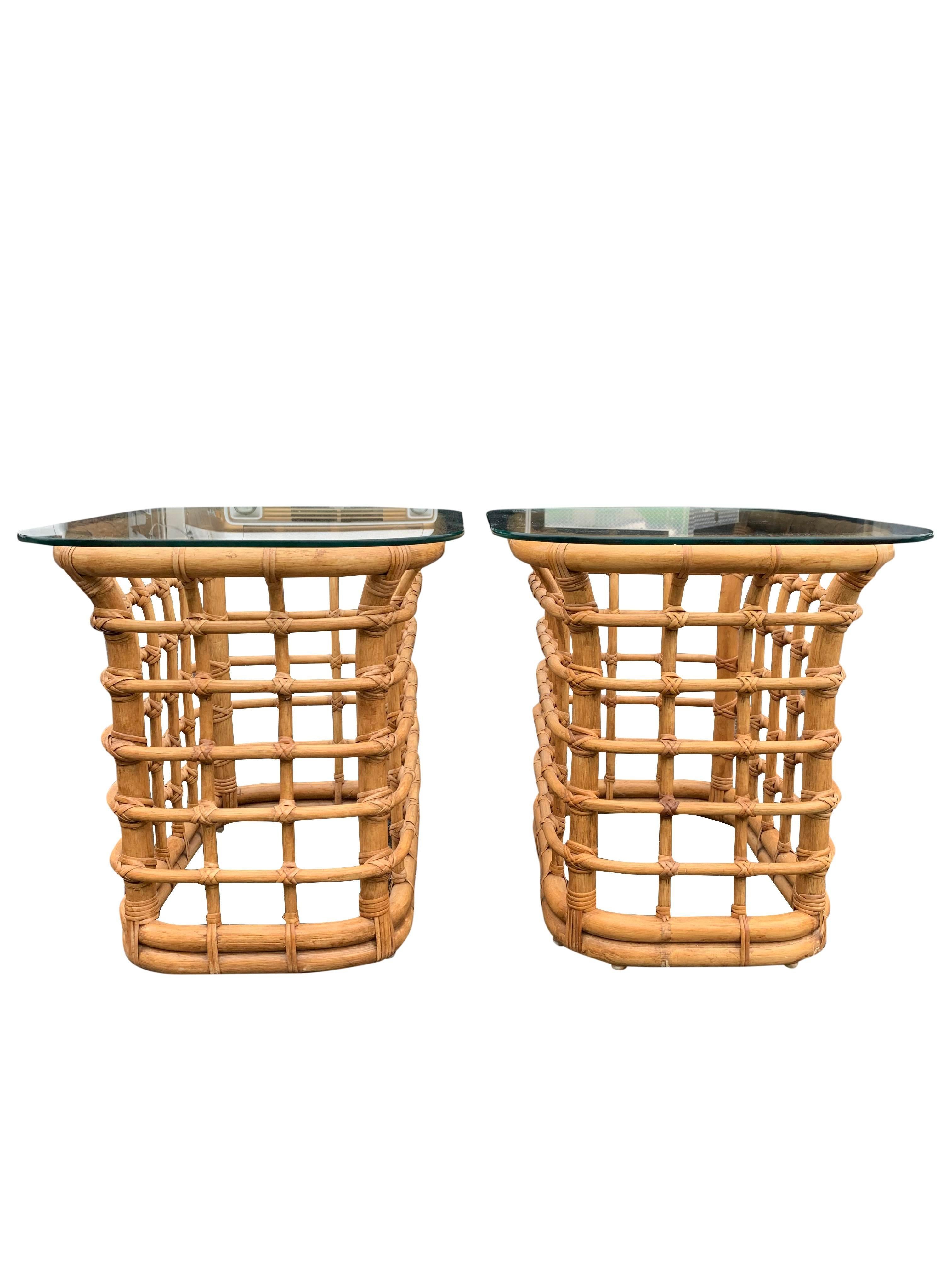 Boho Chic Modern Bamboo Rattan End-oder Beistelltische - ein Paar.

Bringen Sie einen Hauch von Bohème-Chic in Ihr Zuhause mit diesem atemberaubenden Paar von End- oder Beistelltischen. Diese vielseitigen Stücke zeichnen sich durch ein natürliches