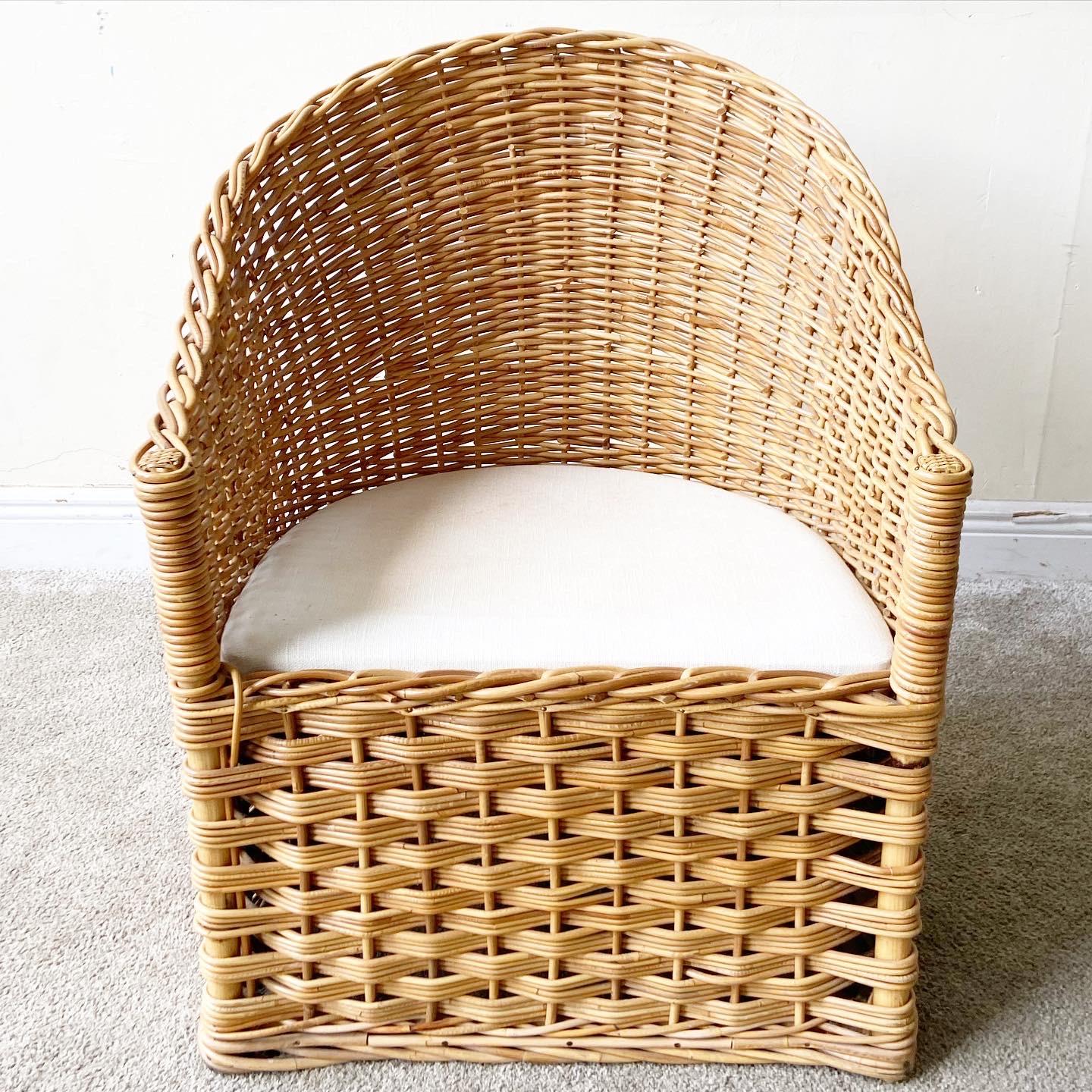 1980s Boho Chic Wicker Barrel Chair With Tufted White Cushions In Good Condition For Sale In Delray Beach, FL