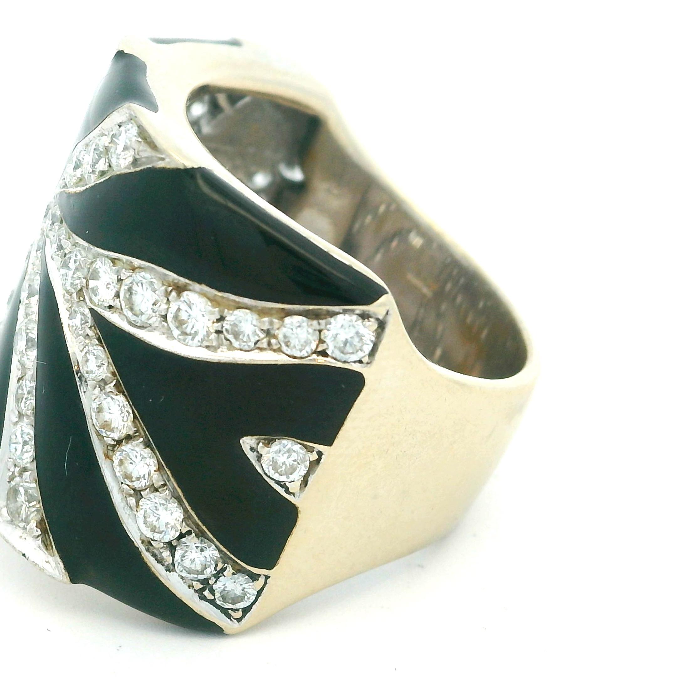 Bague cocktail des années 1980 en or blanc 18 carats, diamant tourbillon et émail noir en vente 4