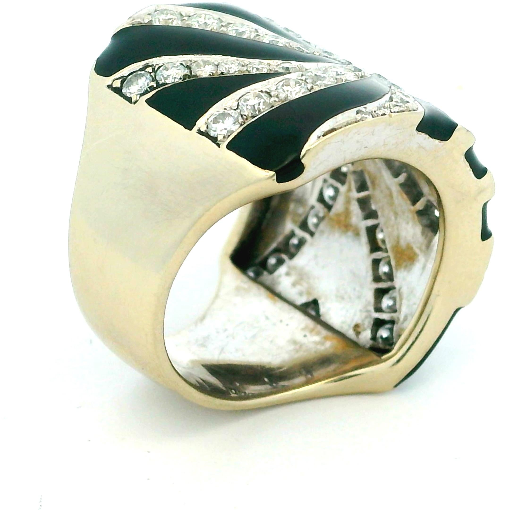 Bague cocktail des années 1980 en or blanc 18 carats, diamant tourbillon et émail noir en vente 8