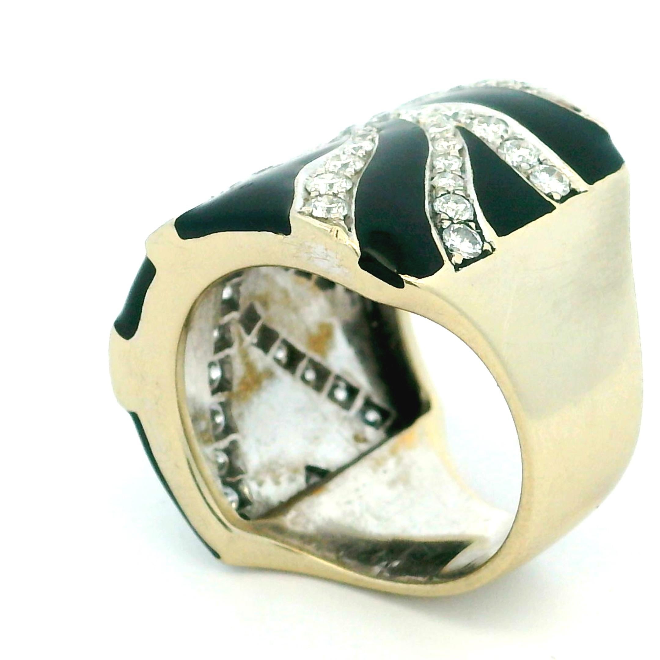 Bague cocktail des années 1980 en or blanc 18 carats, diamant tourbillon et émail noir en vente 9