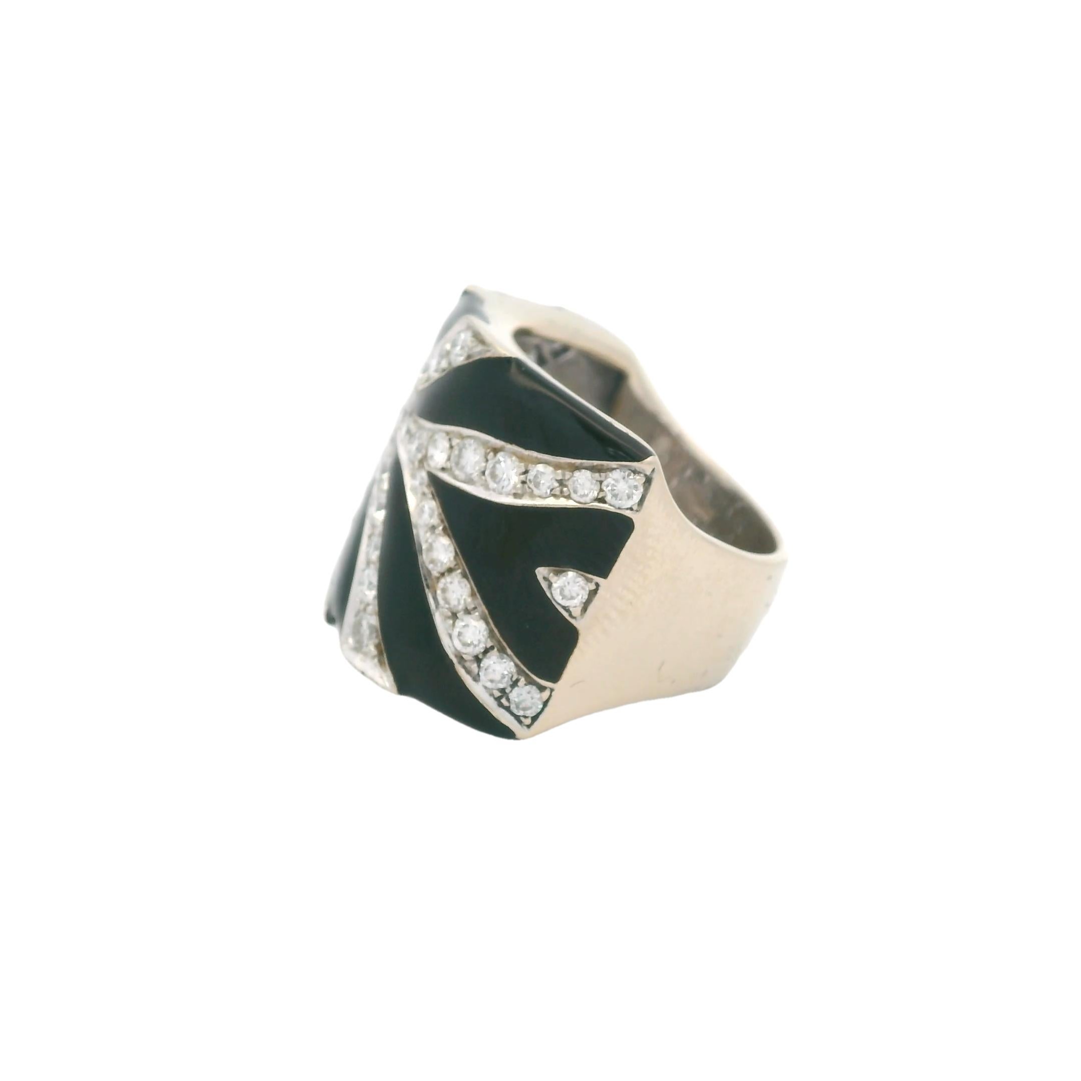 Expression dramatique du glamour des années 1980, cette audacieuse bague de cocktail est réalisée de main de maître en or blanc 18 carats et présente un motif tourbillonnant hypnotique d'émail noir brillant et de diamants éblouissants. La partie