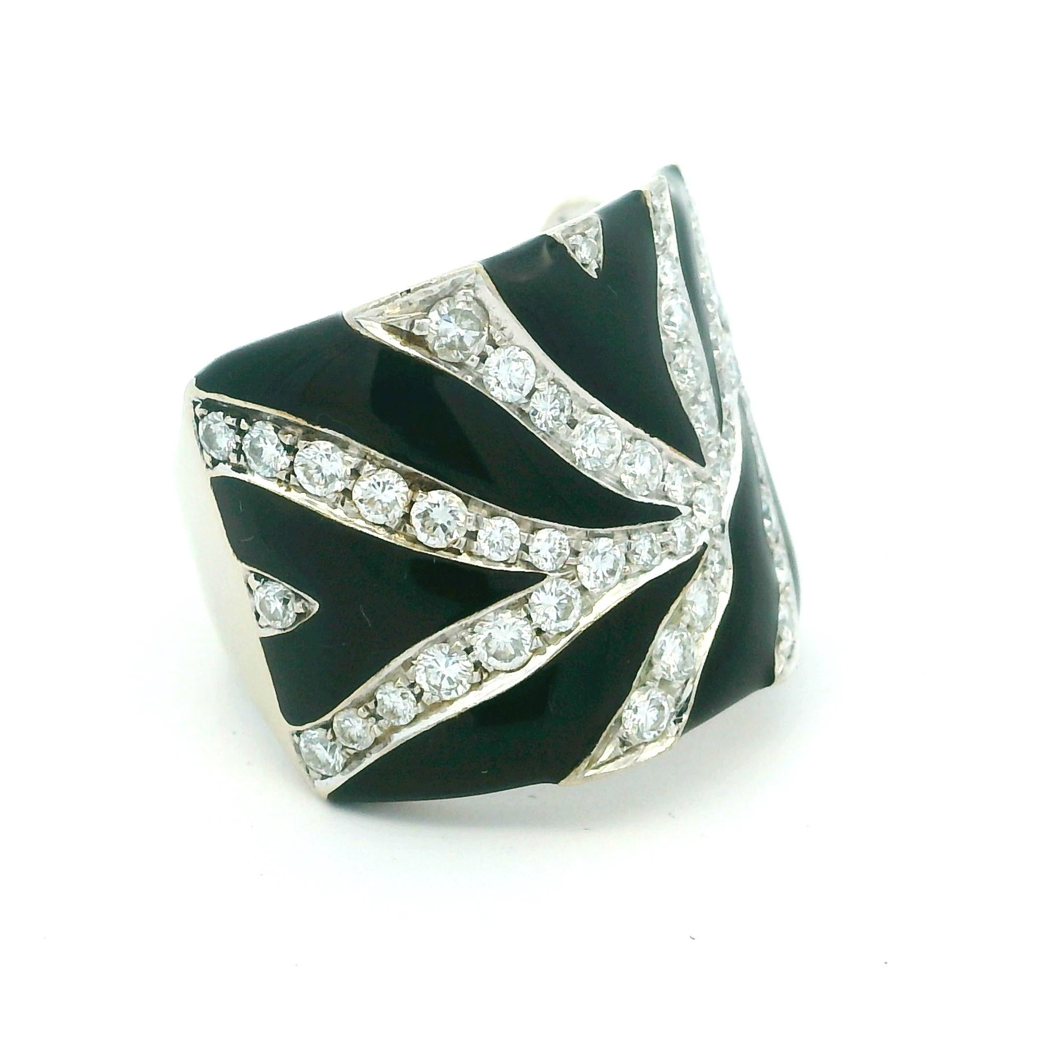 Taille ronde Bague cocktail des années 1980 en or blanc 18 carats, diamant tourbillon et émail noir en vente