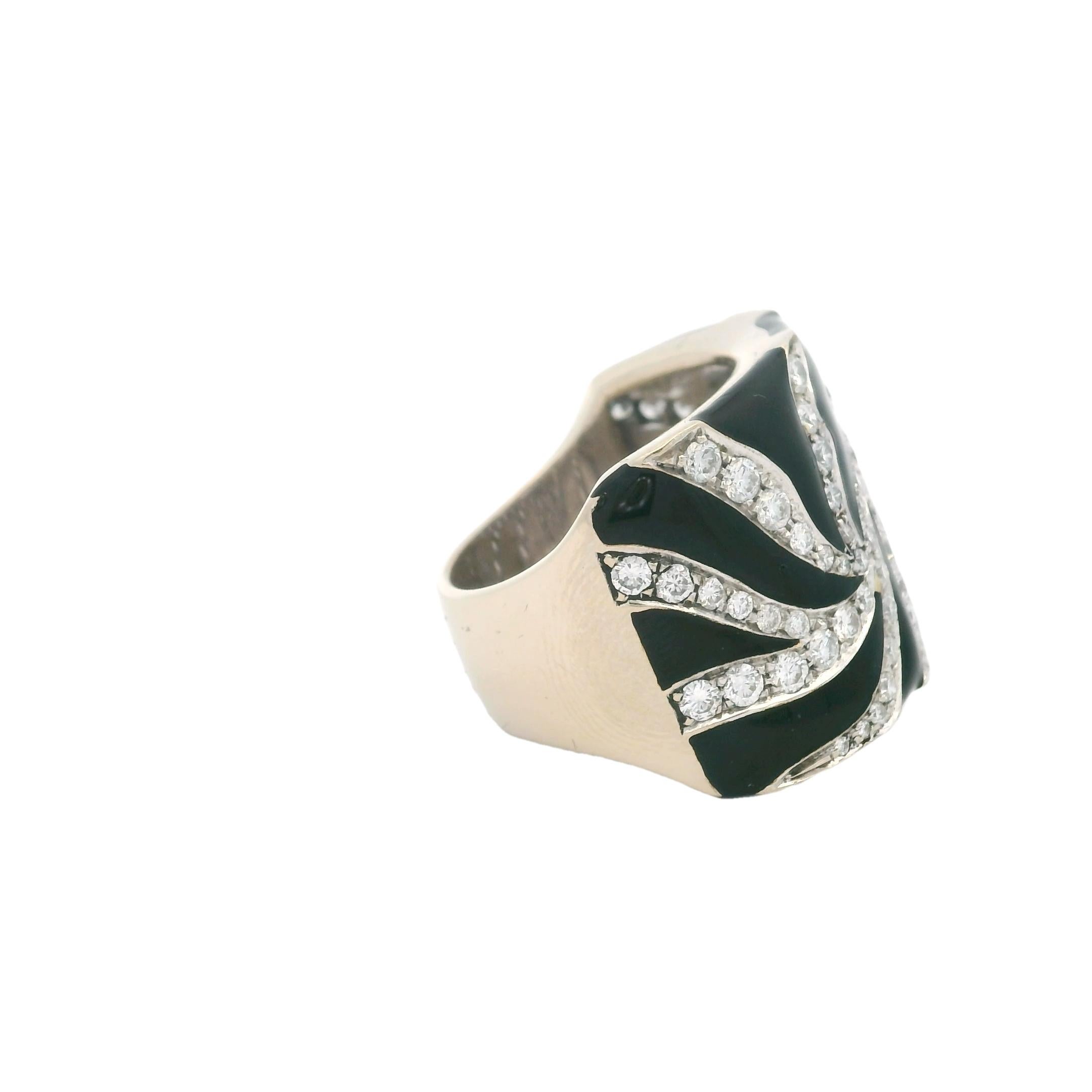 Taille ronde Bague cocktail des années 1980 en or blanc 18 carats, diamant tourbillon et émail noir en vente