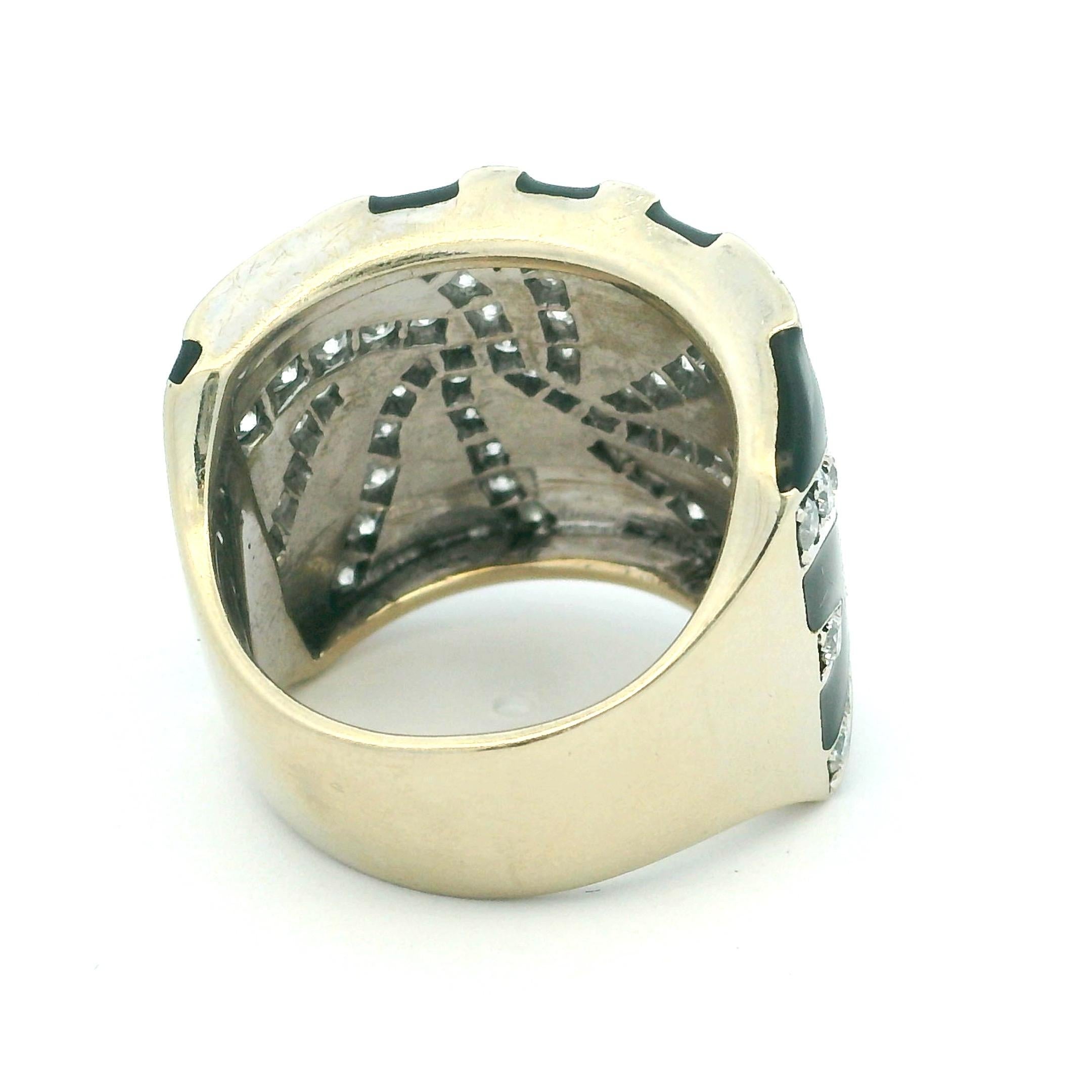 Bague cocktail des années 1980 en or blanc 18 carats, diamant tourbillon et émail noir Unisexe en vente