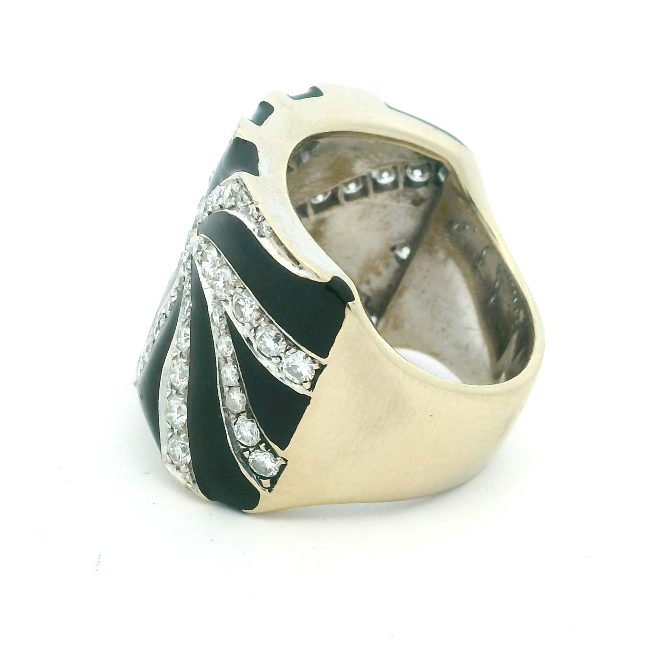 Bague cocktail des années 1980 en or blanc 18 carats, diamant tourbillon et émail noir en vente 1