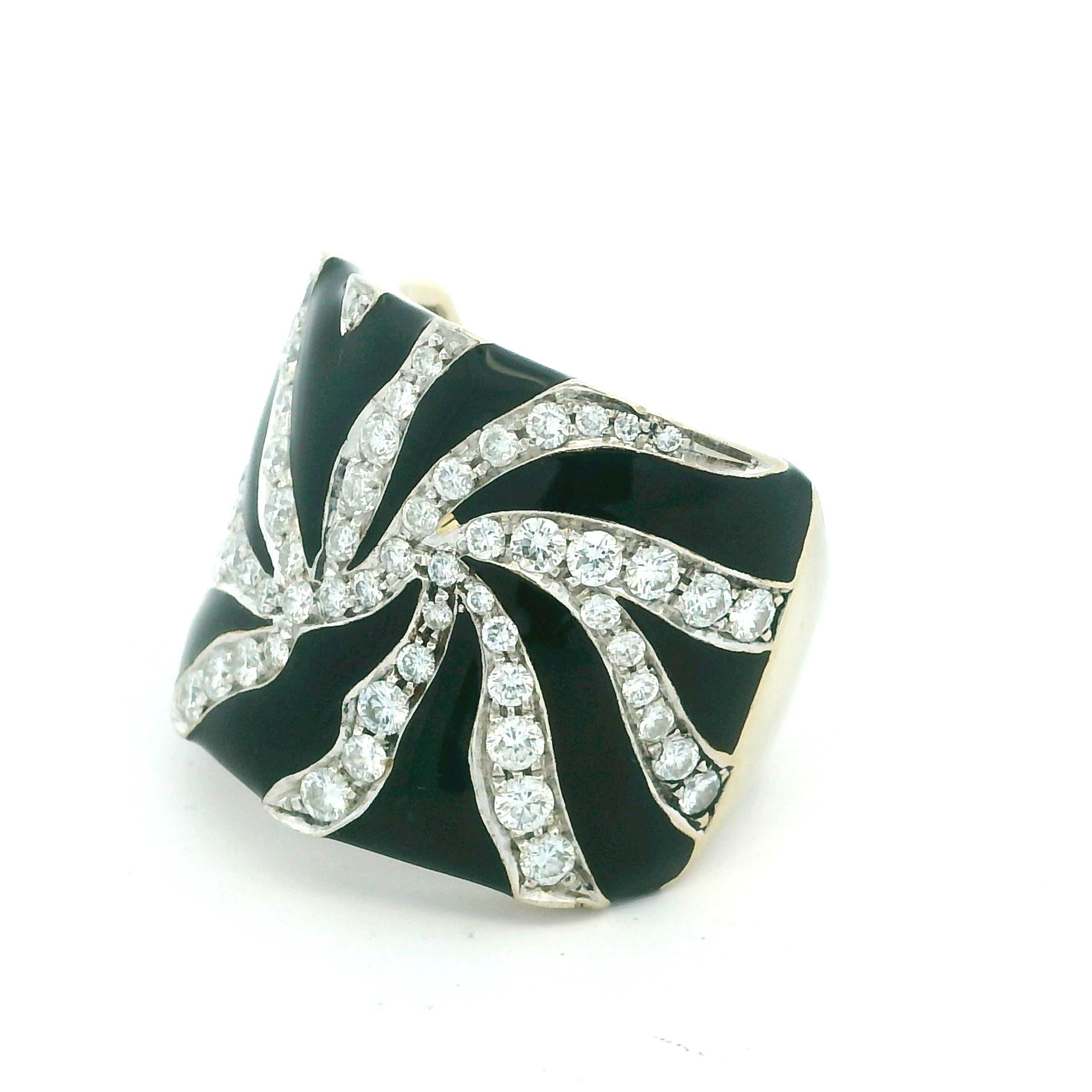 Bague cocktail des années 1980 en or blanc 18 carats, diamant tourbillon et émail noir en vente 2
