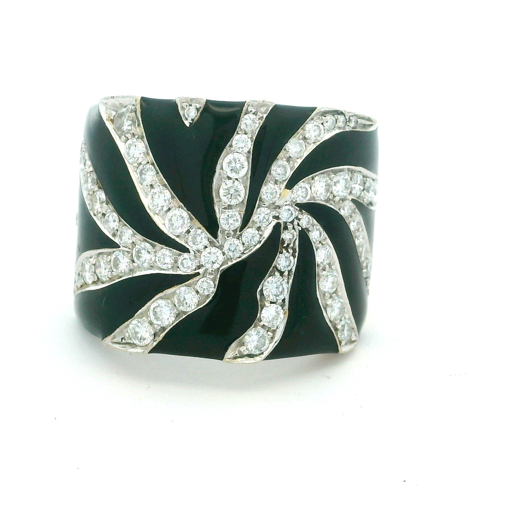 Bague cocktail des années 1980 en or blanc 18 carats, diamant tourbillon et émail noir en vente 3