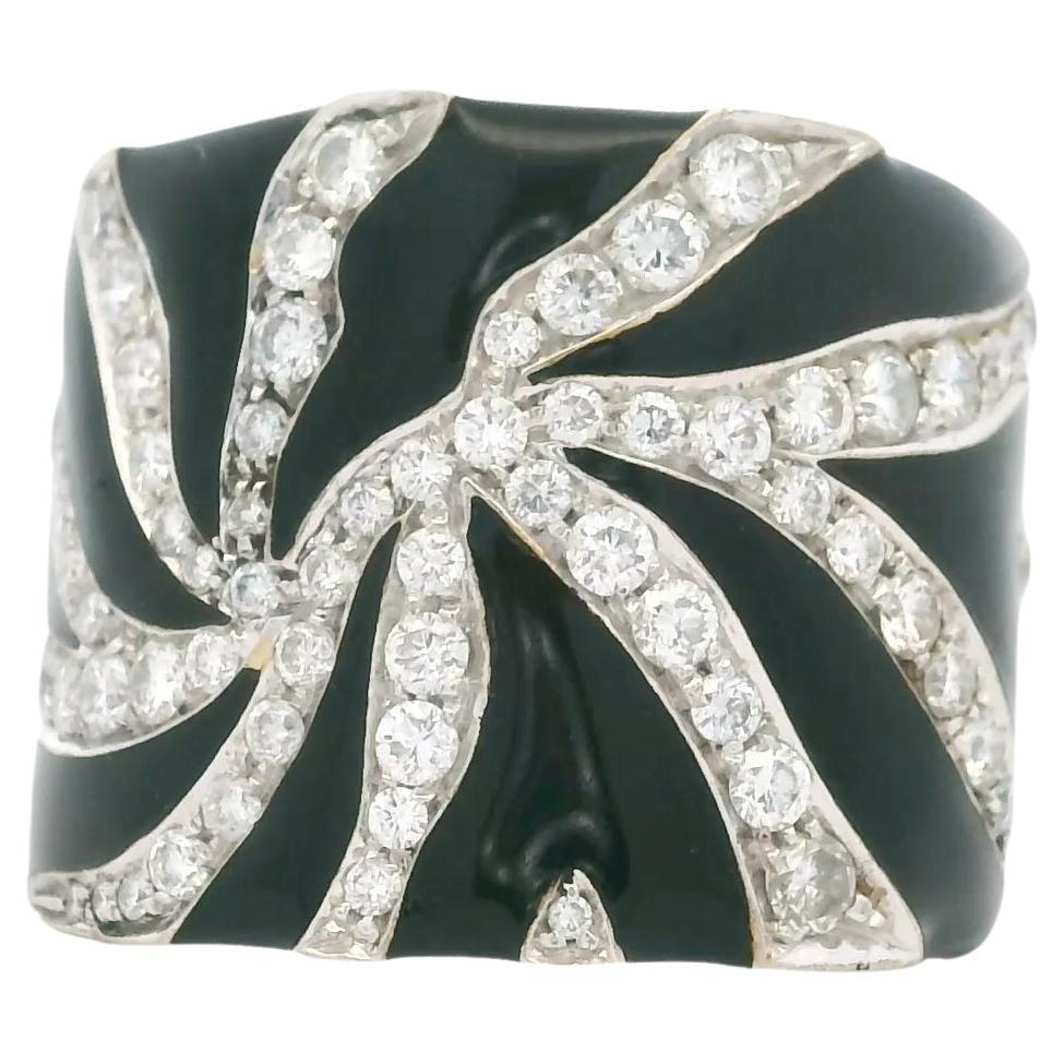 Bague cocktail des années 1980 en or blanc 18 carats, diamant tourbillon et émail noir en vente