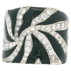 Bague cocktail des années 1980 en or blanc 18 carats, diamant tourbillon et émail noir