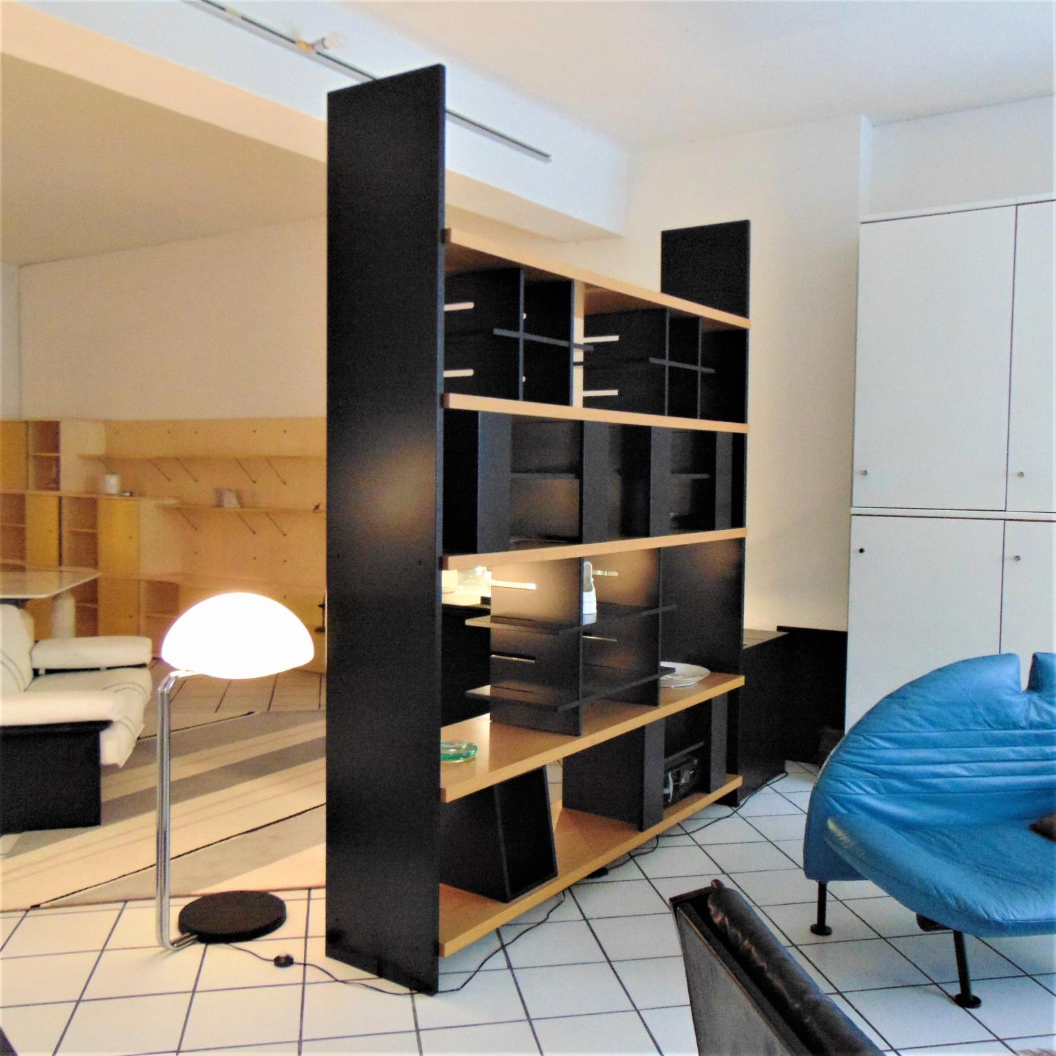 1980s Bookshelf, Walnut and Black Satin Lacquer, Sormani, Italy In Good Condition For Sale In Arosio, IT