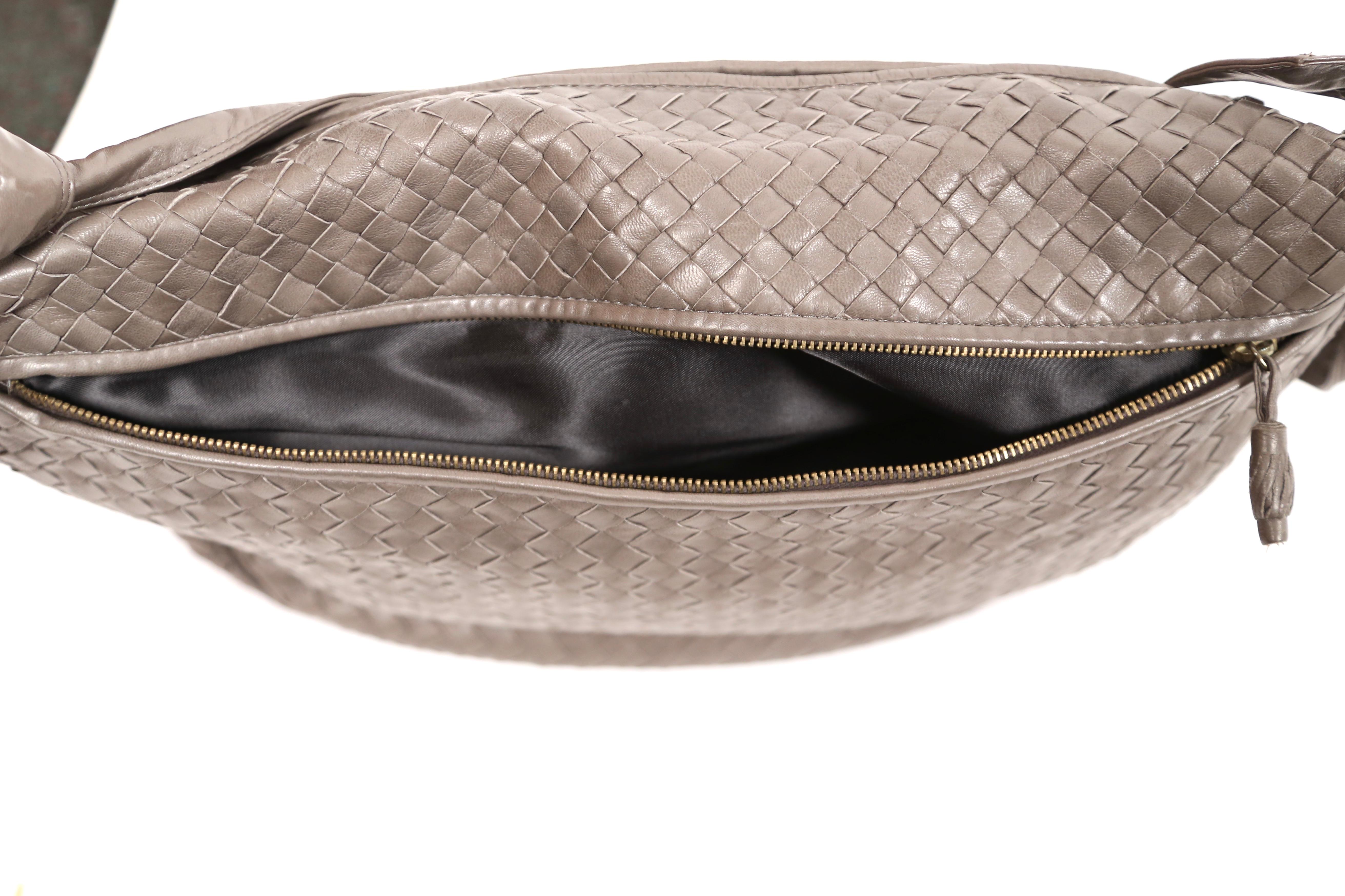 1980's BOTTEGA VENETA large grey woven leather bag In Good Condition For Sale In San Fransisco, CA