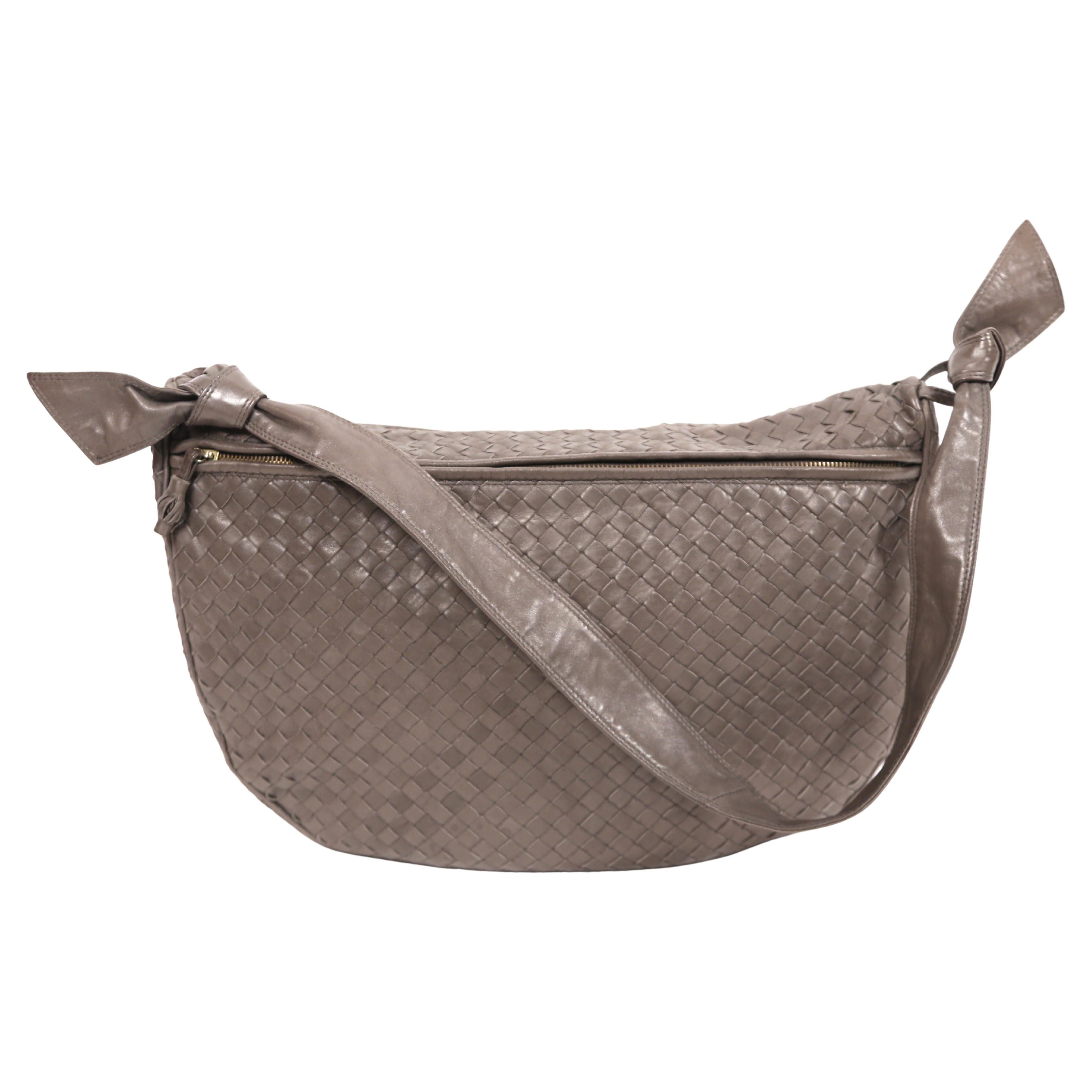 BOTTEGA VENETA grand sac en cuir tissé gris des années 1980 en vente