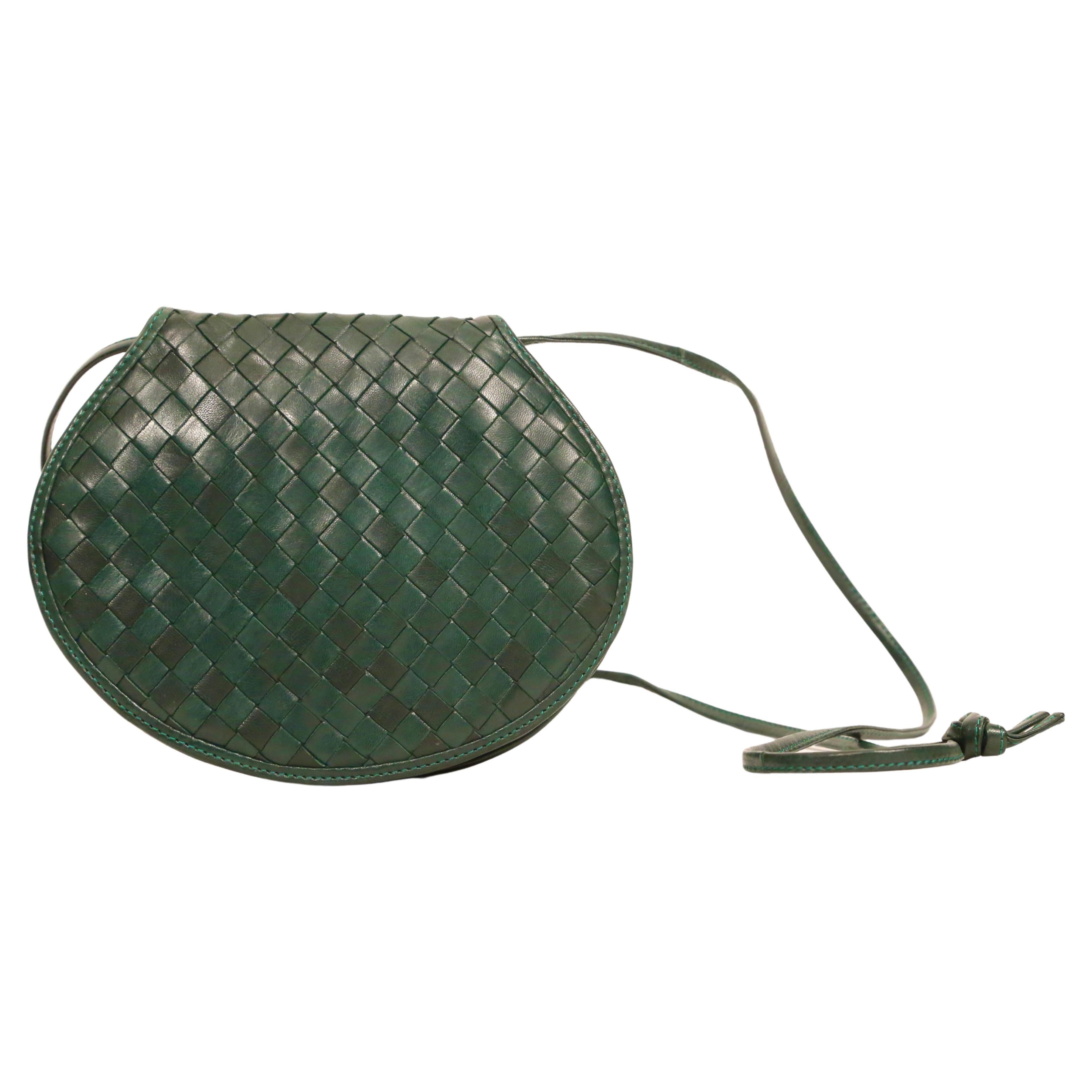 1980's BOTTEGA VENETA mini green woven leather bag with long strap In Good Condition In San Fransisco, CA