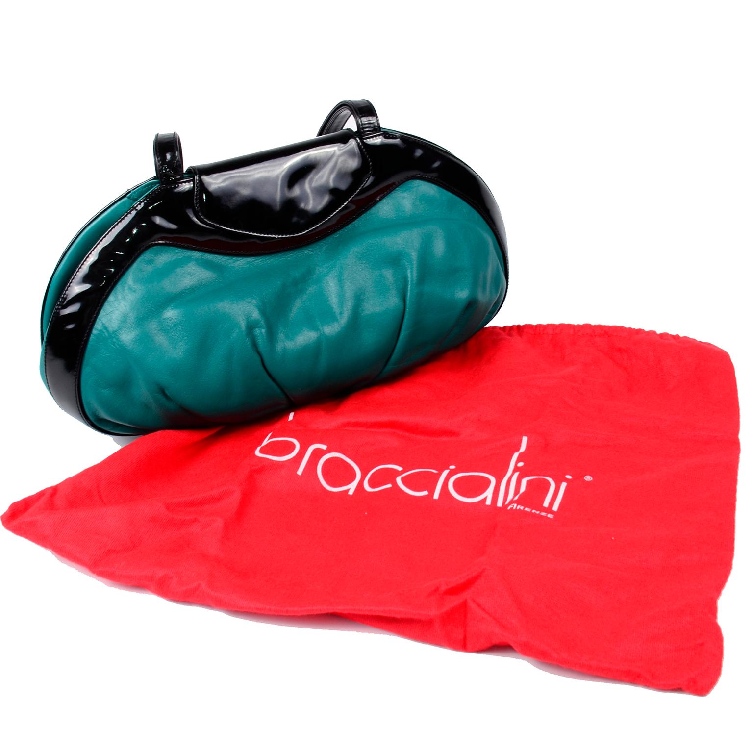 Questa è una splendida borsa Braccialini vintage in morbida pelle verde con vernice nera sui doppi manici e sulla chiusura a libro. Questa borsa è un deadstock e non è mai stata usata, con il cartellino del prezzo originale di Nordstrom ancora