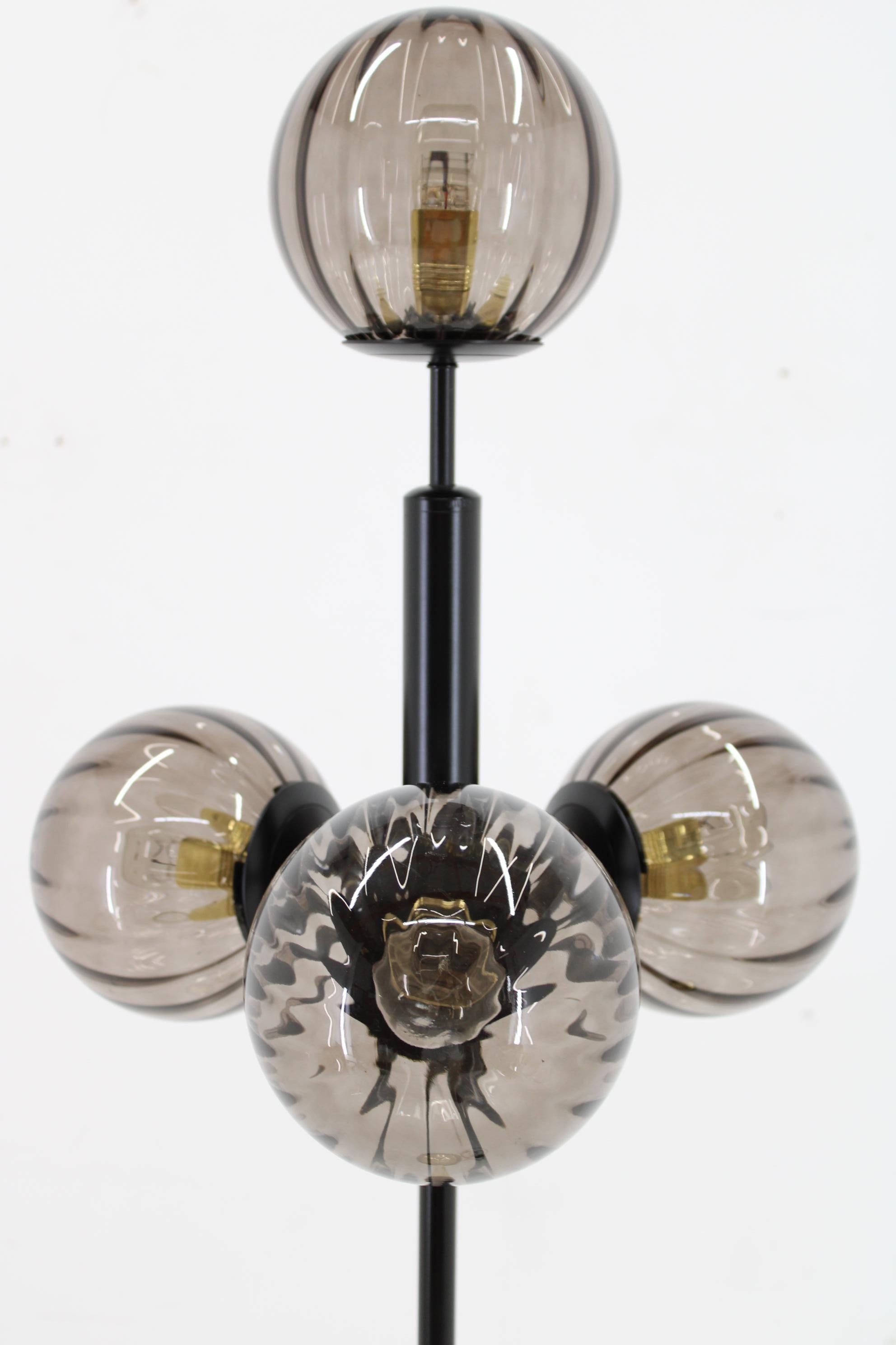 1980er Stehlampe aus Messing und Glas, restauriert im Angebot 4