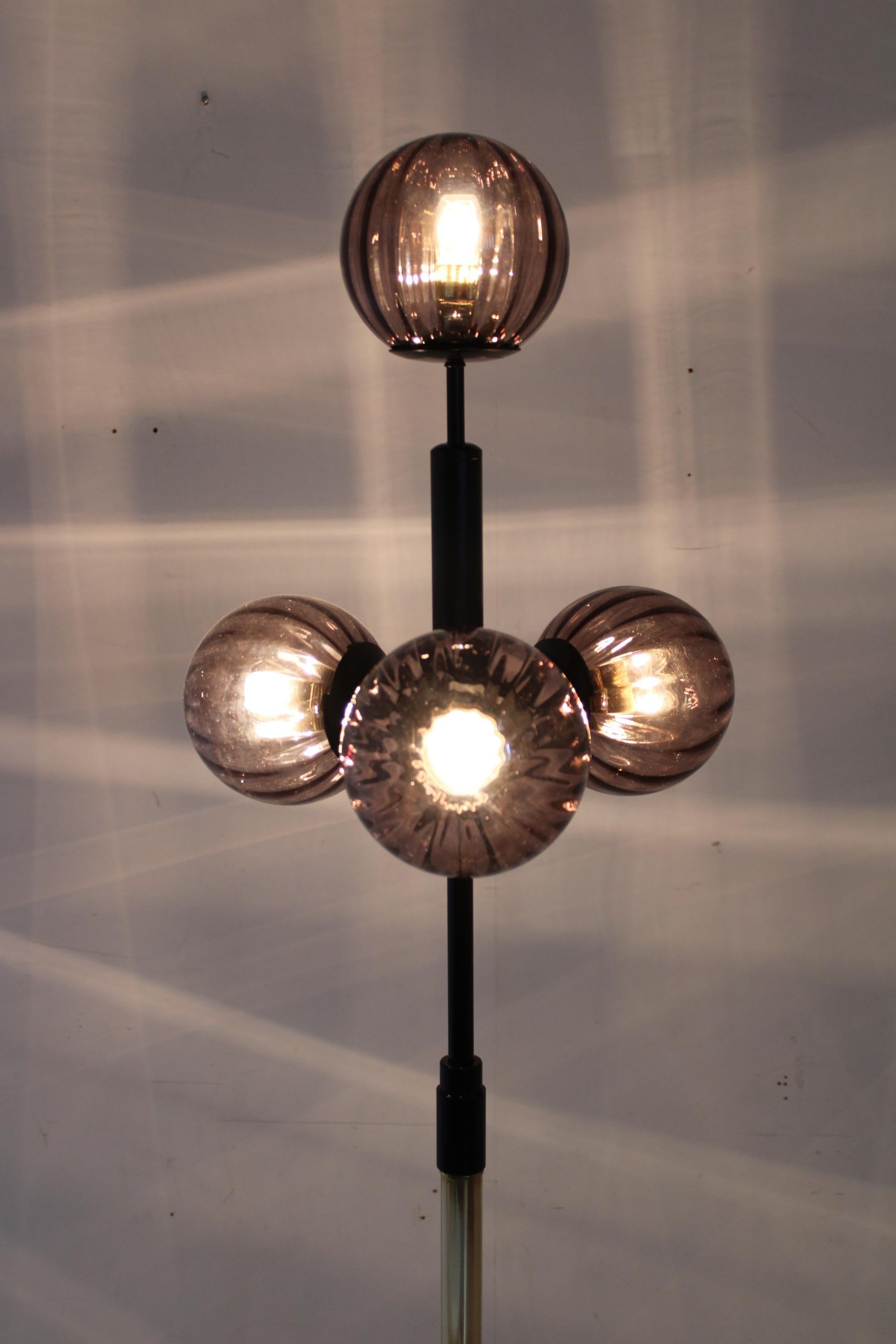 1980er Stehlampe aus Messing und Glas, restauriert im Angebot 7