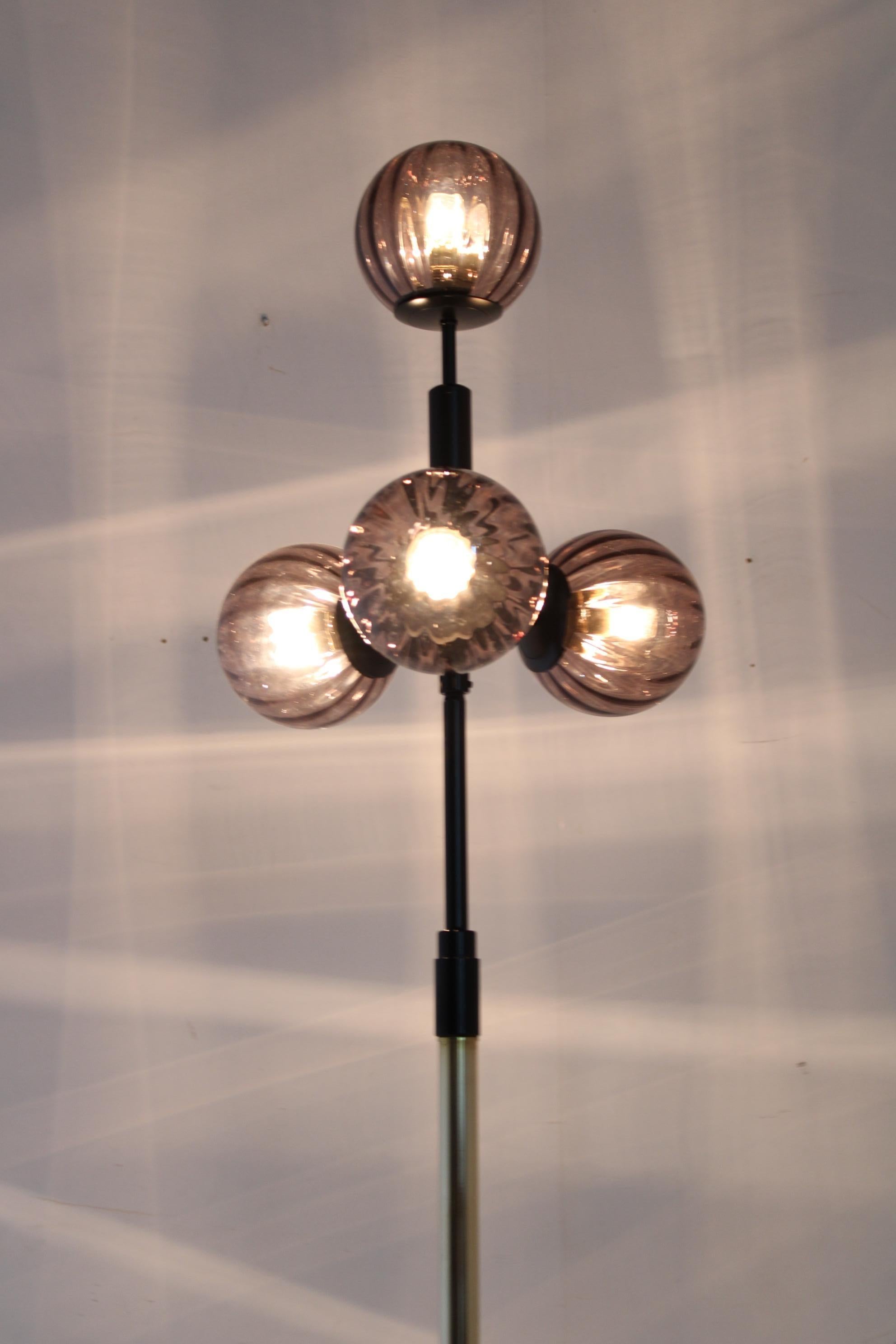1980er Stehlampe aus Messing und Glas, restauriert im Angebot 8