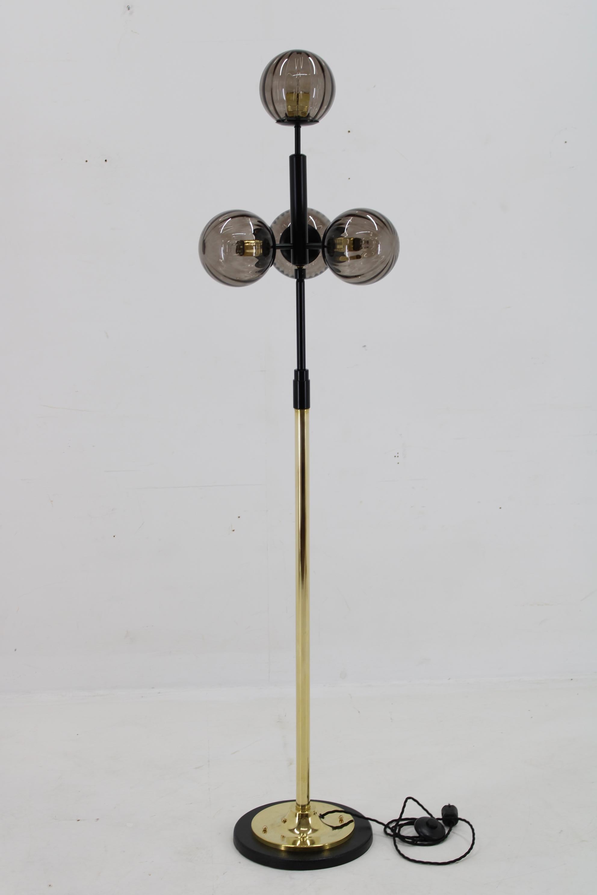 1980er Stehlampe aus Messing und Glas, restauriert (Moderne der Mitte des Jahrhunderts) im Angebot
