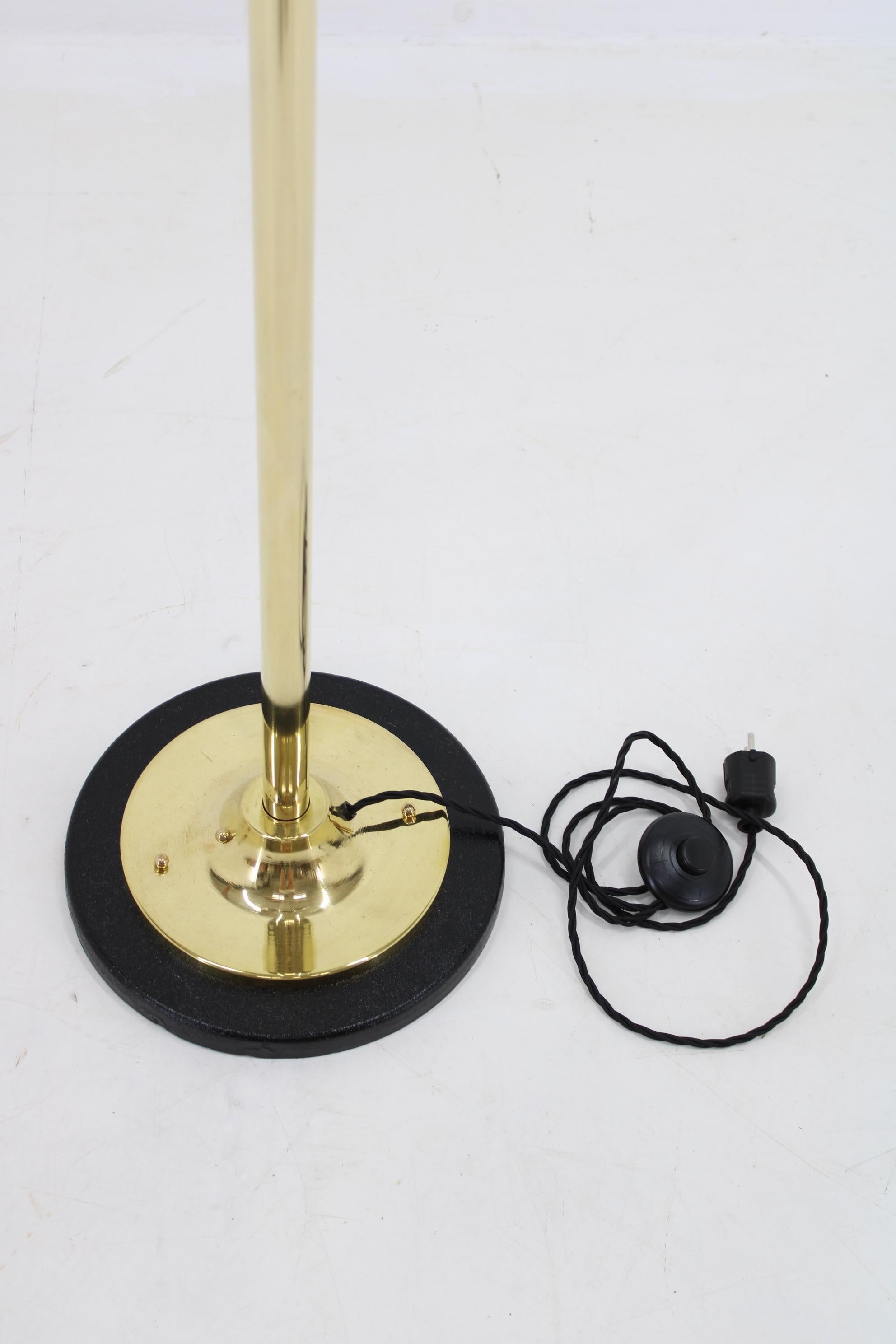 1980er Stehlampe aus Messing und Glas, restauriert (Tschechisch) im Angebot