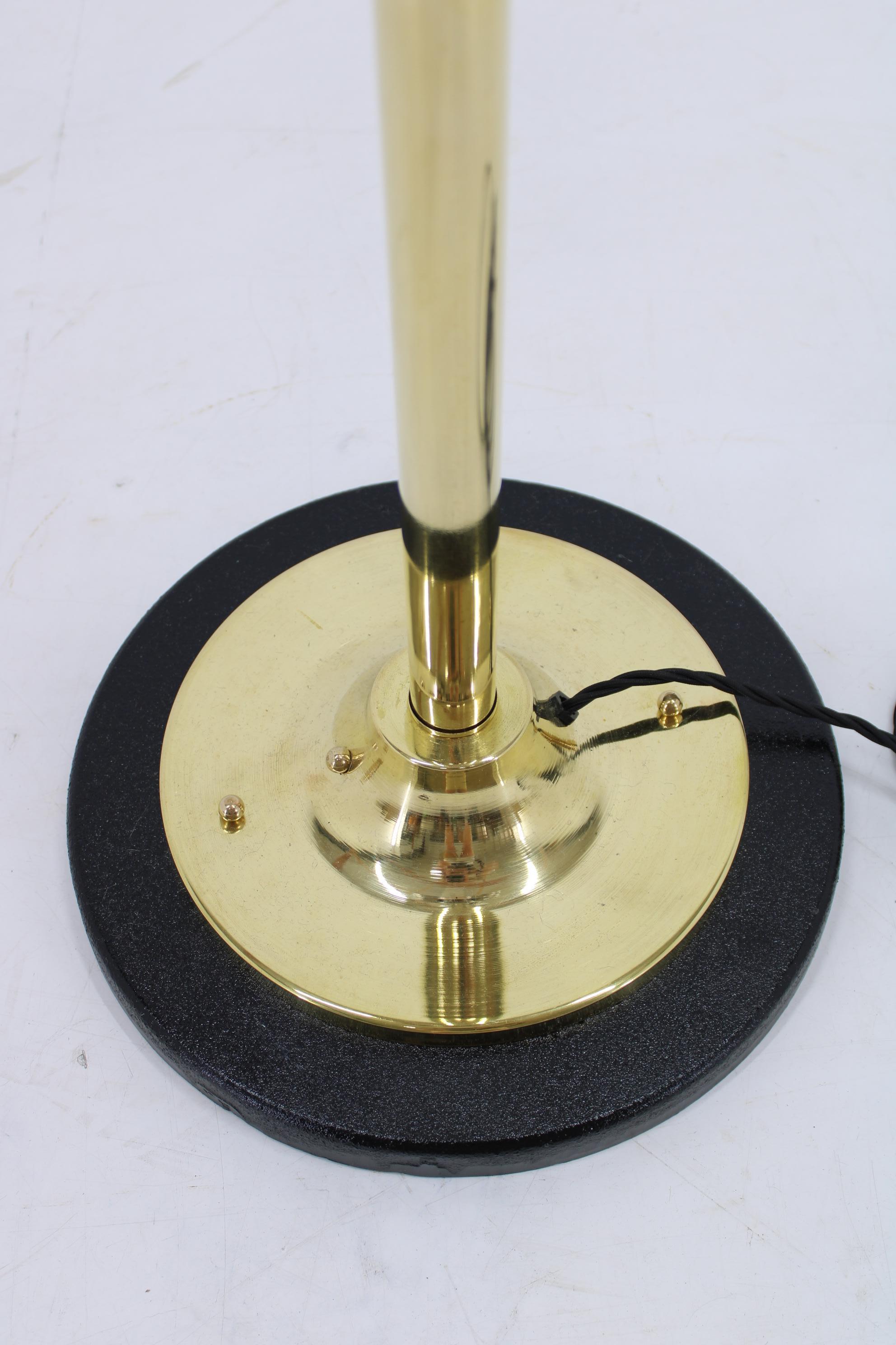 1980er Stehlampe aus Messing und Glas, restauriert im Zustand „Gut“ im Angebot in Praha, CZ