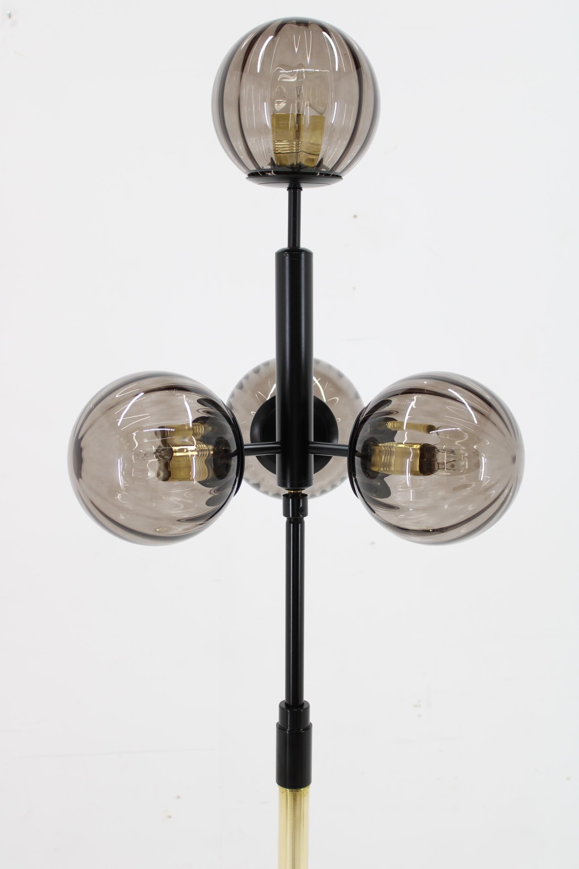 1980er Stehlampe aus Messing und Glas, restauriert im Angebot 1