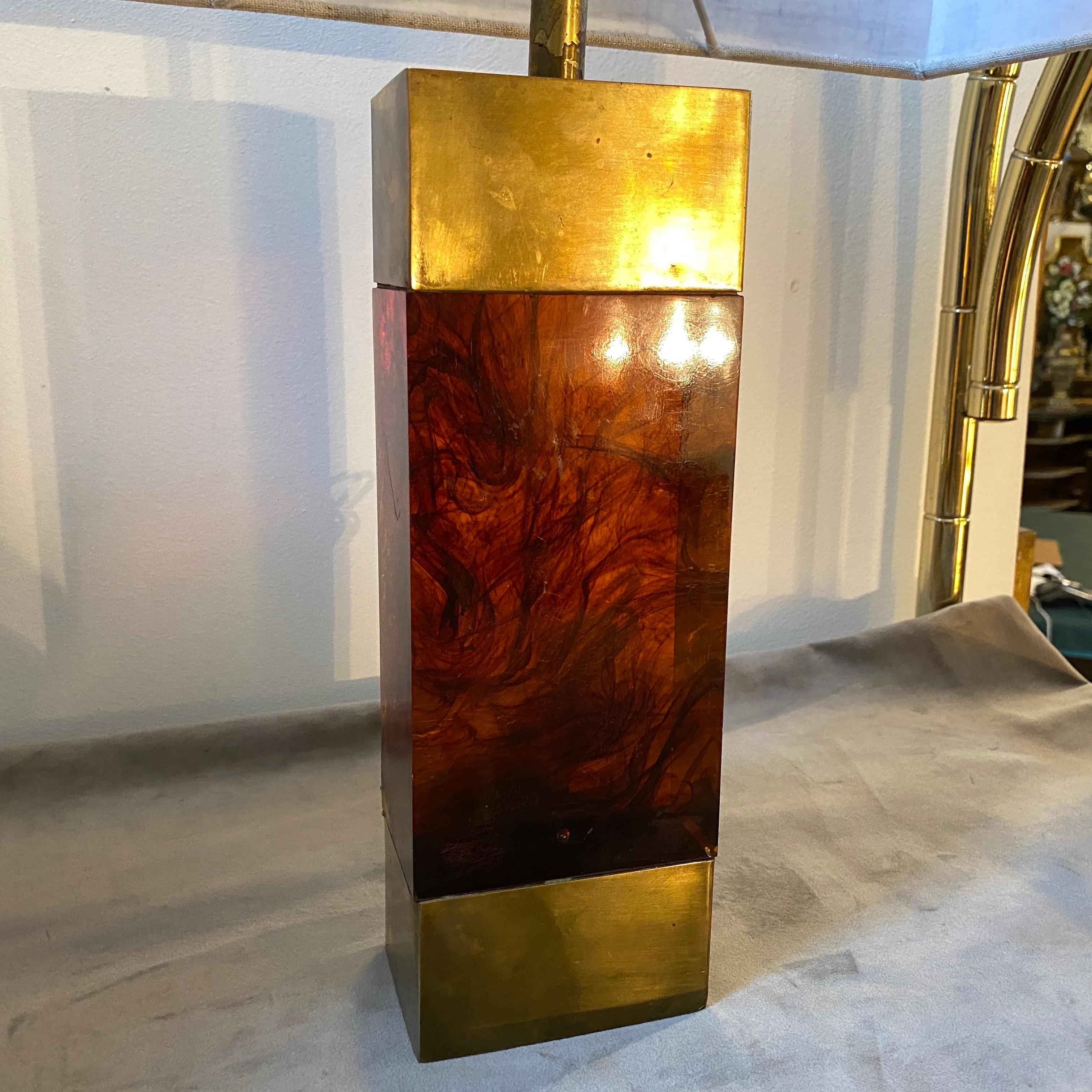 1980s Mid-Century Modern Brass and Fake Tortoise Shell Lucite Italian Table Lamp In Good Condition For Sale In Aci Castello, IT