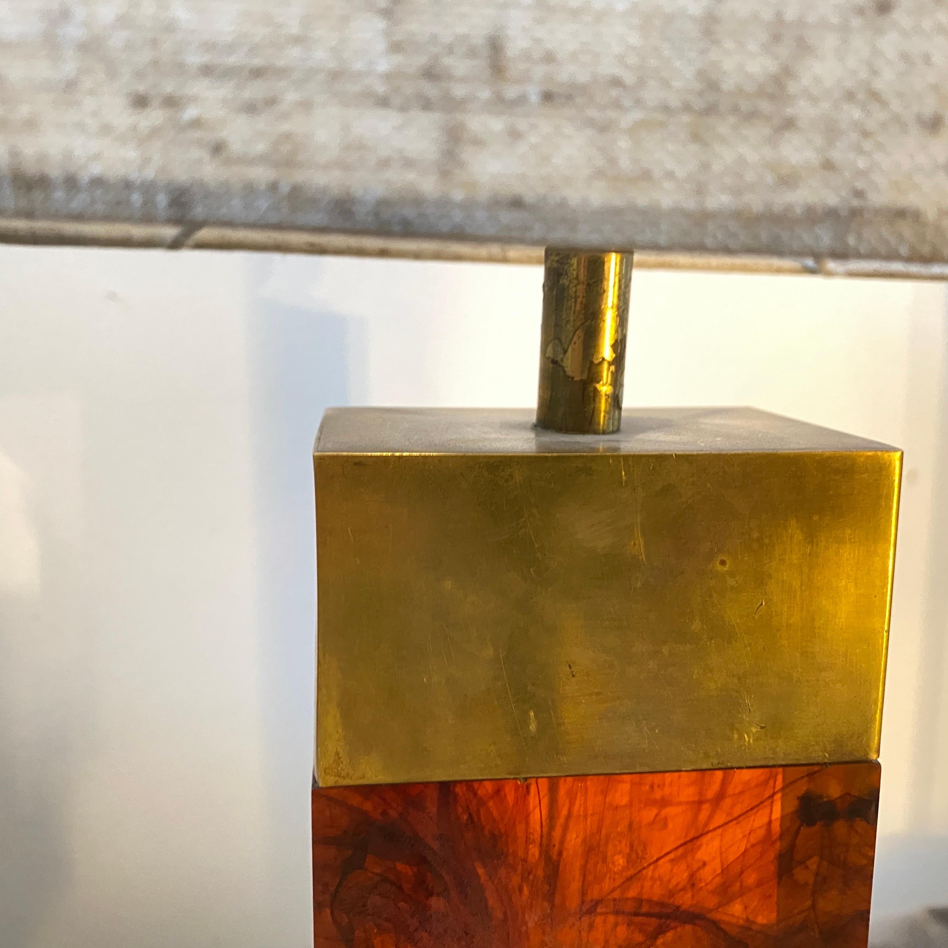20th Century 1980s Mid-Century Modern Brass and Fake Tortoise Shell Lucite Italian Table Lamp For Sale