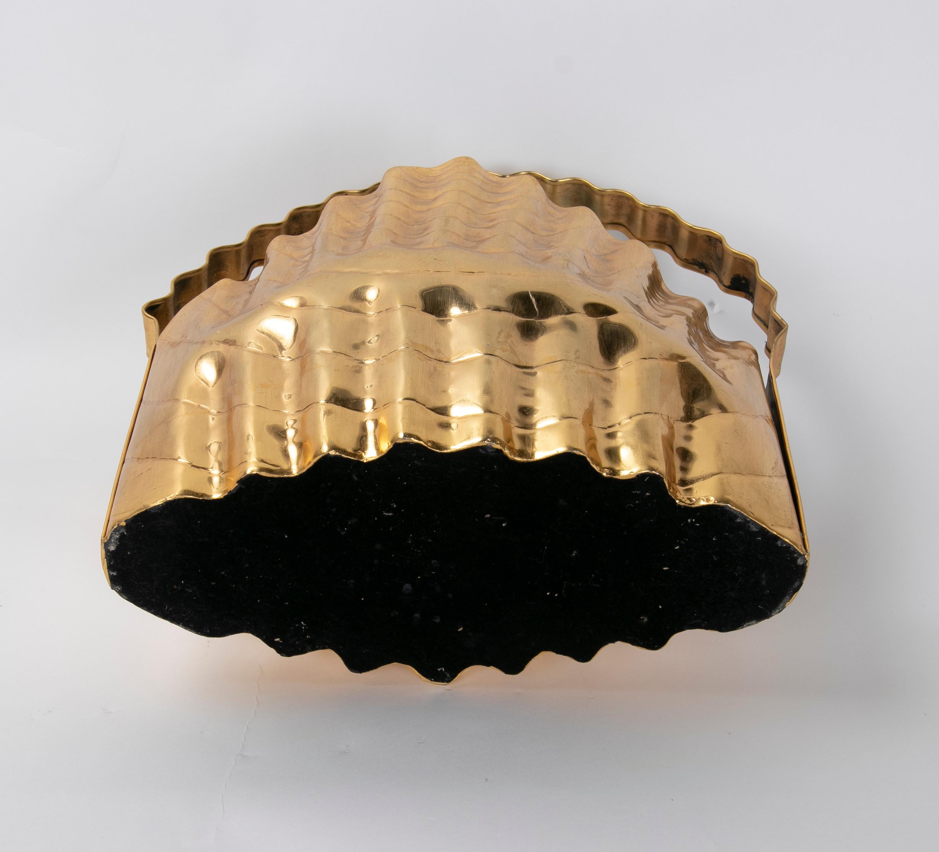 Cestino in ottone anni '80 con manico e forme ondulate in vendita 4