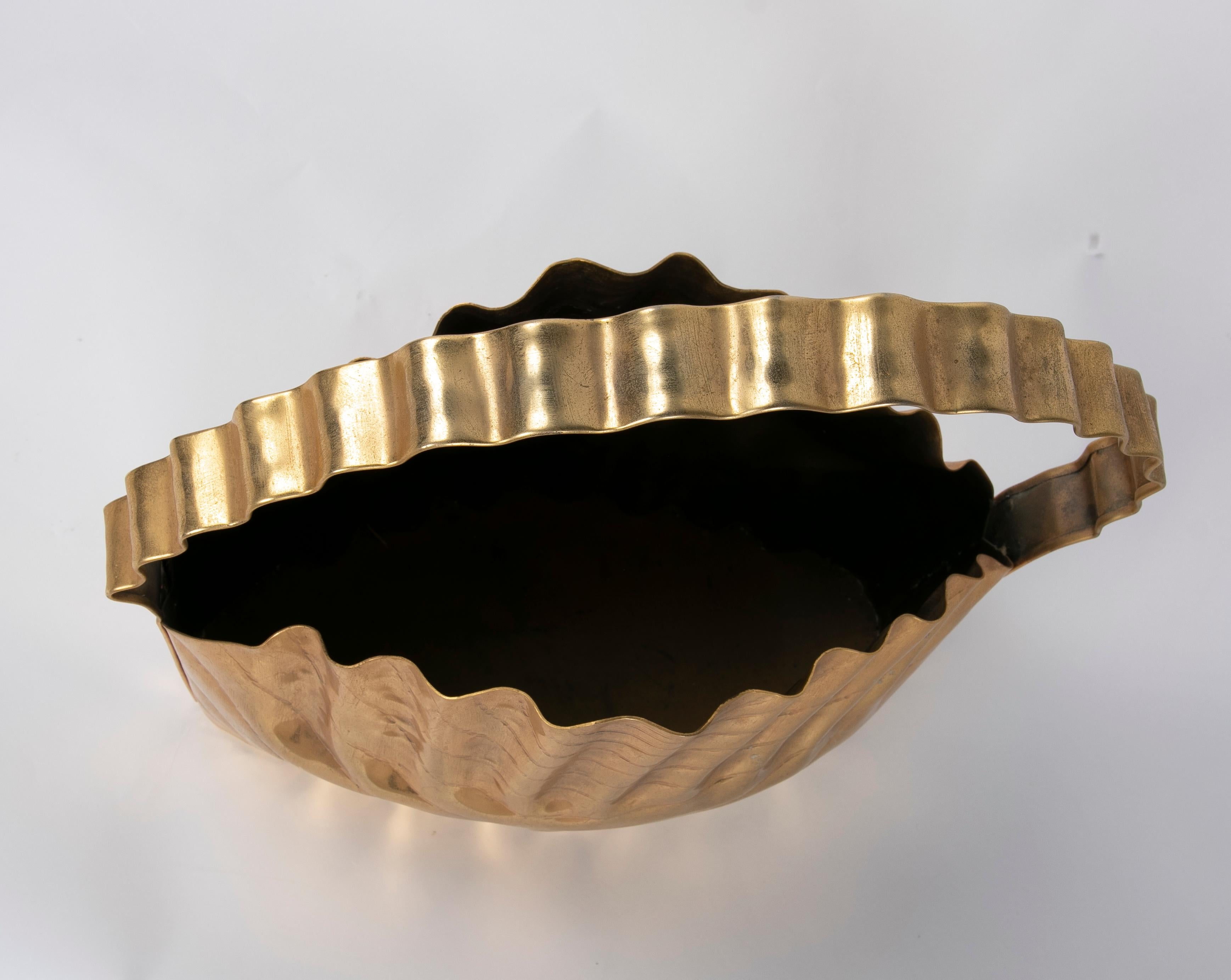 1980s Brass Basket with Handle and Wavy Forms In Good Condition For Sale In Marbella, ES